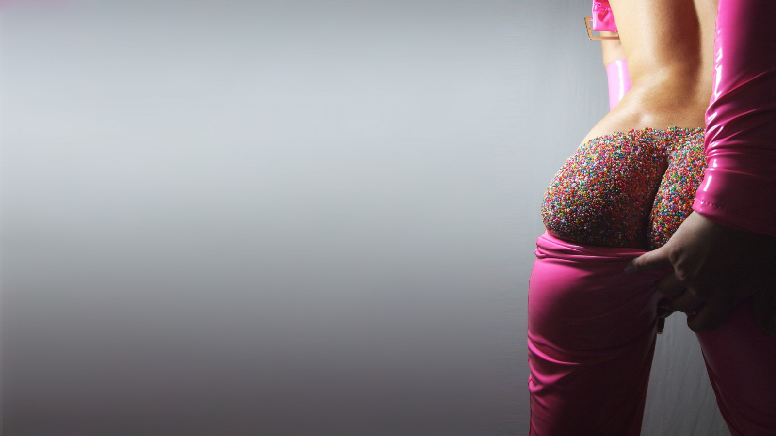 ženy, model, jednoduché pozadí, osel, Červené, fotografování, šaty, cukroví, bonbóny, růžový, postřikovačů, ruce na zadek, latex, akt, barva, ruka, prst, noha, smysl, paže, focení, břicho, interakce, fyzická zdatnost, lidská činnost