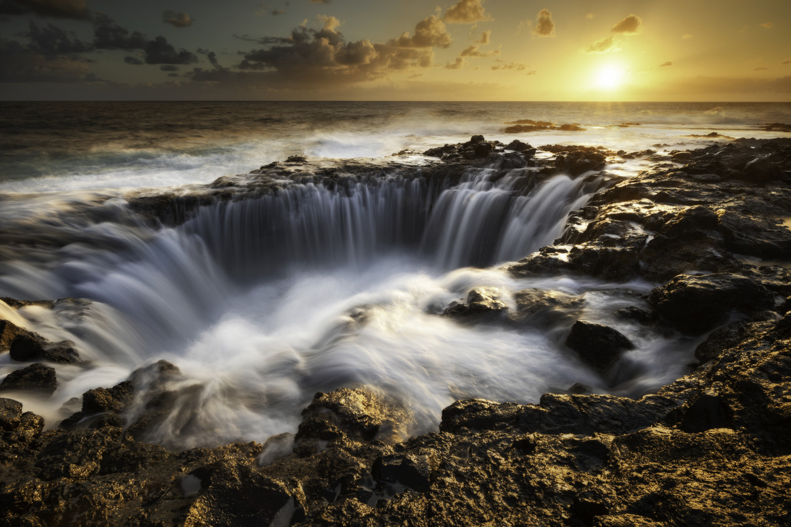 vand, Sky, himmel, atmosfære, natur, Natural landscape, skumring, krop af vand, sollys, vandfald, atmosfærisk fænomen, vandløb, morgen, horisont, solopgang, solnedgang, fluvial landforms of streams, landskab, vind-bølge, vind, forager, berolige, faldskærm, cumulus, vand funktion, afspejling, daggry, Hurtig, strøm, meteorologisk fænomen, aften, klippe, bølge, ødemark, ocean, bjerg flod, stock photography, kyst, troperne, himmellegeme, strand, lyd, Fryser, tidevand, flash photography, vinter, hav, nat, ferie, storm