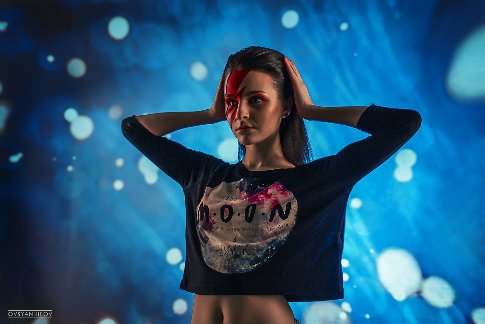 tvář, ženy, model, fotografování, hudba, zpěvák, tělo barva, modrý, ruce ve vlasech, hudebník, kytarista, zpěv, zábava, Evgeniy Ovsyannikov, představení, fáze, koncert, hudební divadlo, noční klub, písničkář