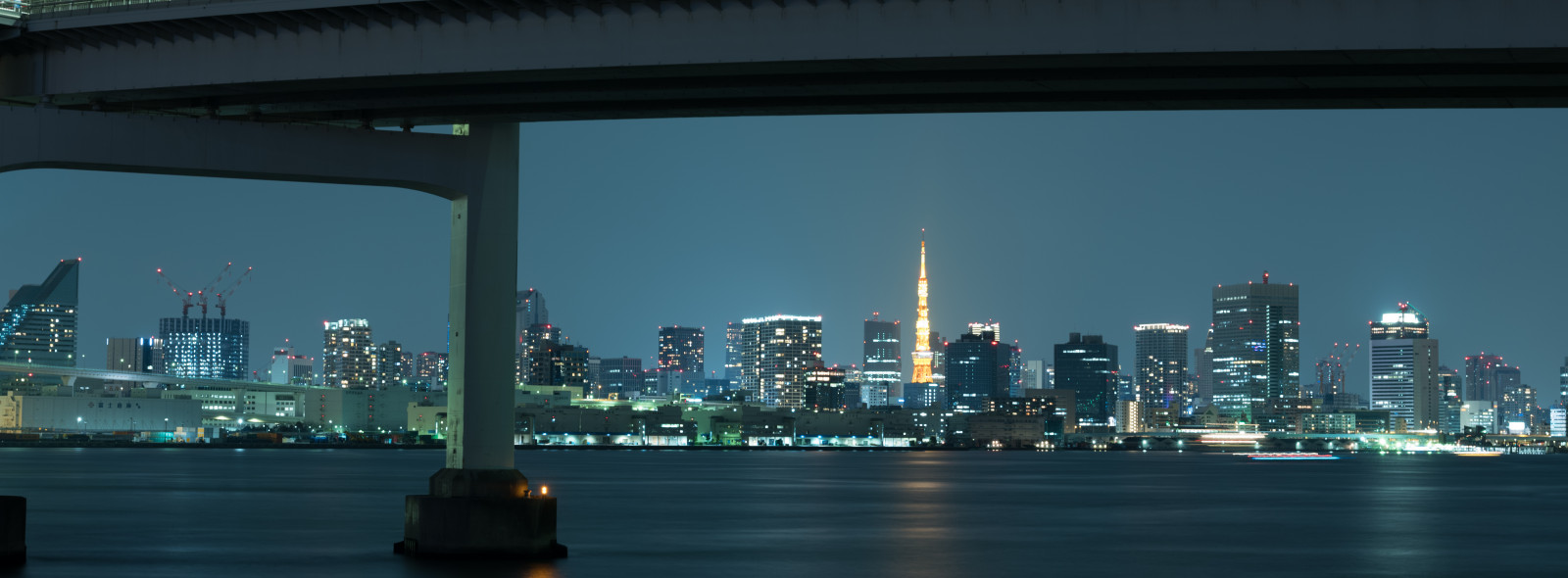 Japonsko, město, panoráma města, noc, architektura, odraz, panoráma, mrakodrap, večer, věž, most, horizont, soumrak, metropole, Tokio, Fujifilm, jp, centrum, osvětlené, osvětlení, fuji, Fujinon, gf, gf63mm, gf63mmf28rwr, gfx, gfx50s, mezník, Daiba, Odaiba, duhový most, tokyobay, Tokyo Tower, urban area, Atmosféra Země, Metropolitní oblast, lidské osídlení, geografický rys