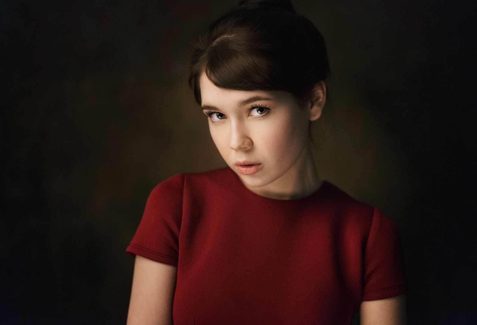 tvář, ženy, model, portrét, jednoduché pozadí, Červené, fotografování, Maxim Maximov, móda, Ekaterina Ermakova, barva, dívka, krása, tma, účes, portrétní fotografie, focení, hnědé vlasy