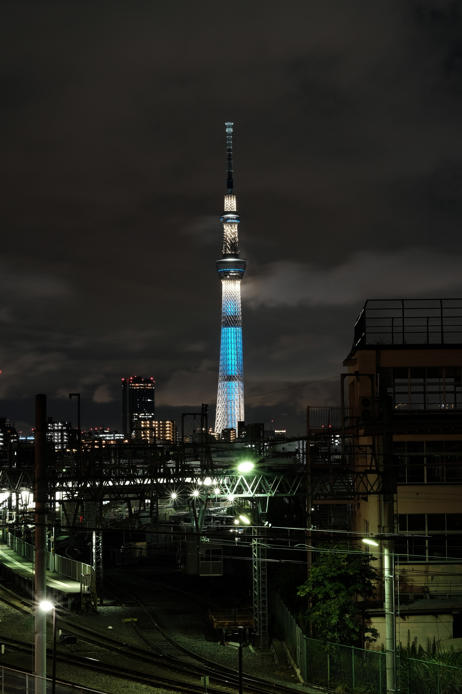 Japonsko, město, panoráma města, noc, architektura, odraz, nebe, panoráma, mrakodrap, večer, věž, soumrak, metropole, Tokio, Fujifilm, jp, Skytree, světlo, mrak, centrum, zakalený, osvětlené, osvětlení, osvětlení, fuji, tma, Fujinon, iki, mezník, Tokyo Sky Tree, kanegafuchi, xf56mmf12r, xf56mm, XT1, urban area, Atmosféra Země, Metropolitní oblast, lidské osídlení, panelový dům