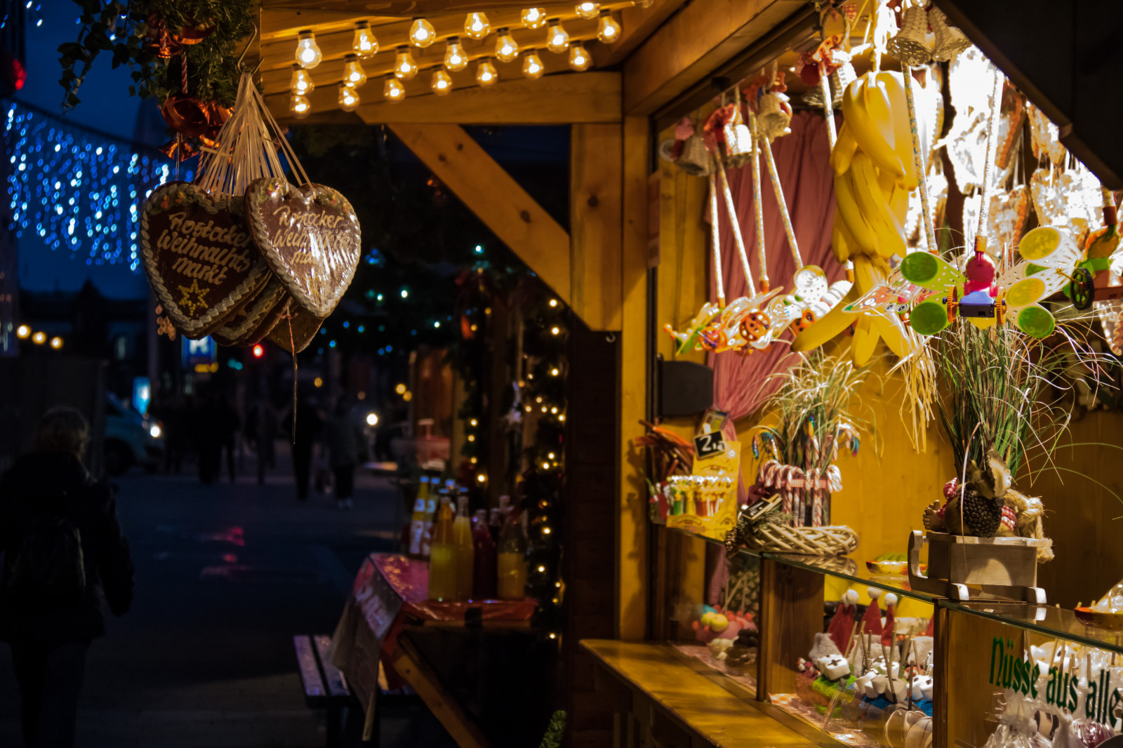 notte, Germania, Natale, ristorante, natale, negozio natalizio, luglio, Germania, deutschland, rostock, Julmarknad, modello canoneos760d exif, geocountry, Marca fotocamera Canon, Geocity, modello di fotocamera canoneos760d, geostate, geolocalizzazione, Lente exif efs18200mmf3556is, exif fare canon, exif focalLength 60 millimetri, apertura exif 50, exif ISOSPEED 4000, Weinachtsmarkt, decorazione natalizia