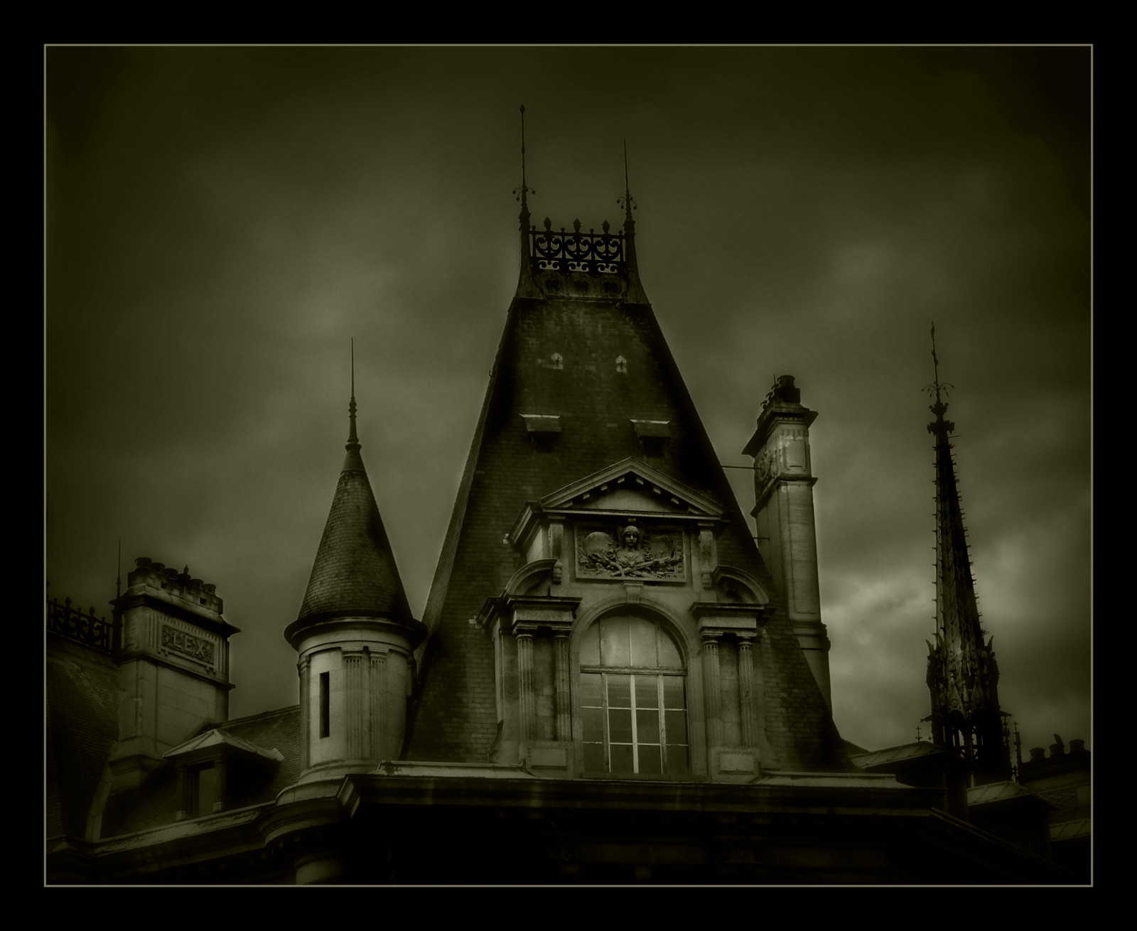 černobílý, temný, noc, městský, budova, nebe, venku, mraky, symetrie, Dům, mlha, sépie, kouzlo, Francie, Paříž, francouzština, Panasonic, UMĚNÍ, světlo, sen, francia, fotografie, digitální, tma, ciel, lumix, maison, obraz, mygearandmepremium, mygearandmebronze, theunforgettablepictures, Frankreich, Snímek obrazovky, Frankrijk, Černý a bílý, monochromatické fotografování, FZ50, francais, Svetlost, mladjenovic, oblaci