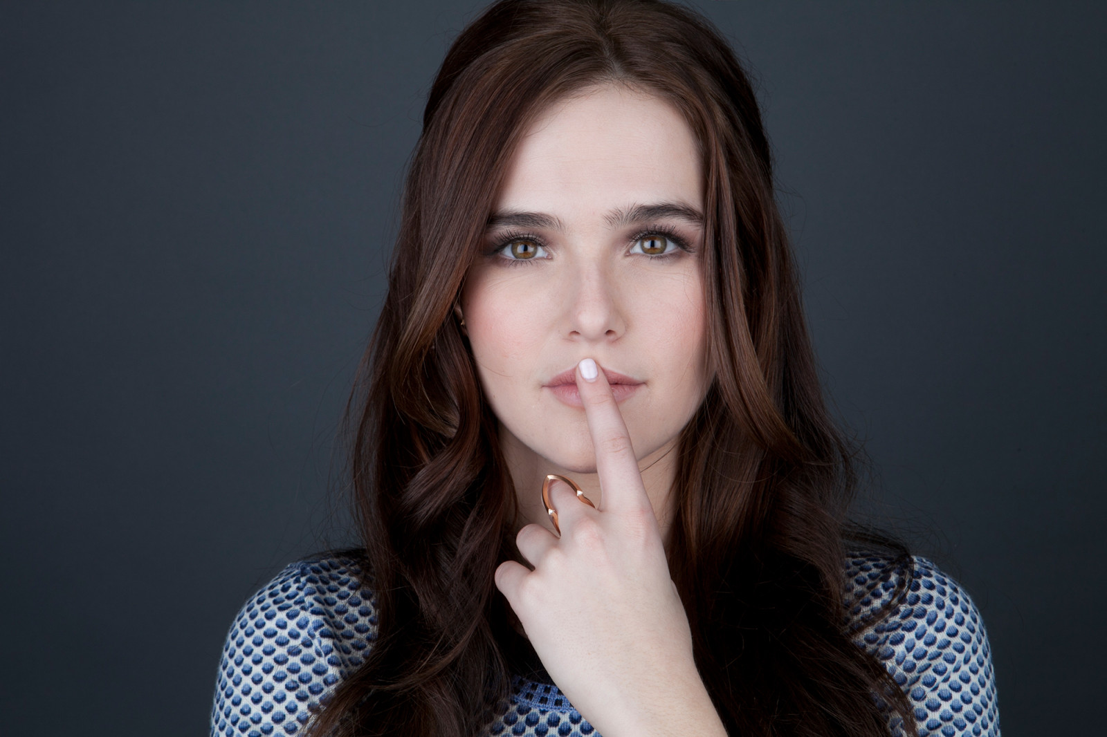 Hintergrundbilder : Zoey Deutch, Frau, Einfacher hintergrund ...