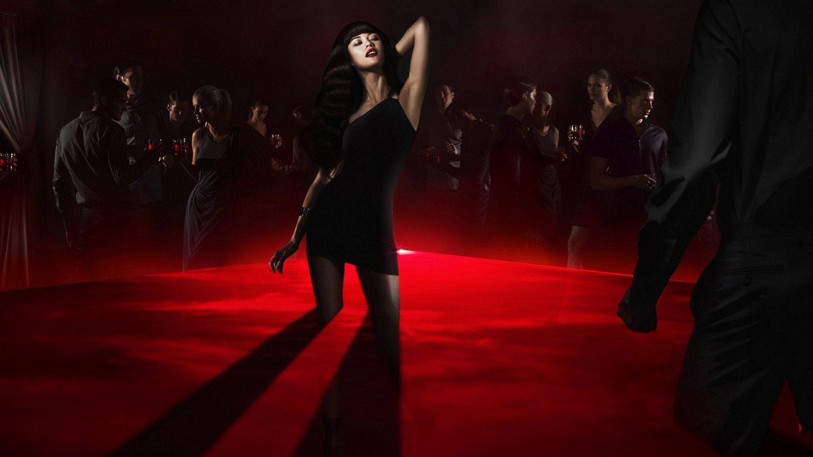 sportovní, ženy, model, herečka, paže nahoru, podpaží, Olga Kurylenko, zábava, fáze, tanec, tma, hudební divadlo, performance, múzických umění