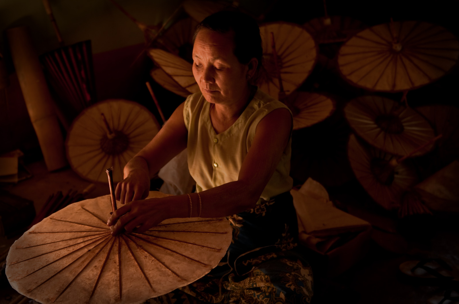 lidé, portrét, ruce, Asie, déšť, deštník, papír, emoce, Myanmar, práce, Burma, UMĚNÍ, Viaggio, světlo, stíny, cestovat, dívka, žena, tma, Oriente, persone, ritratto, lavoro, birmania, donna, costumi, arte, štika, nikond300, reportáž, práce, Tradizione, mani, emozione, karetní hra, Pioggia, joker74, performance, múzických umění, ombrelli, Nikkor2470, carta, Artigiano