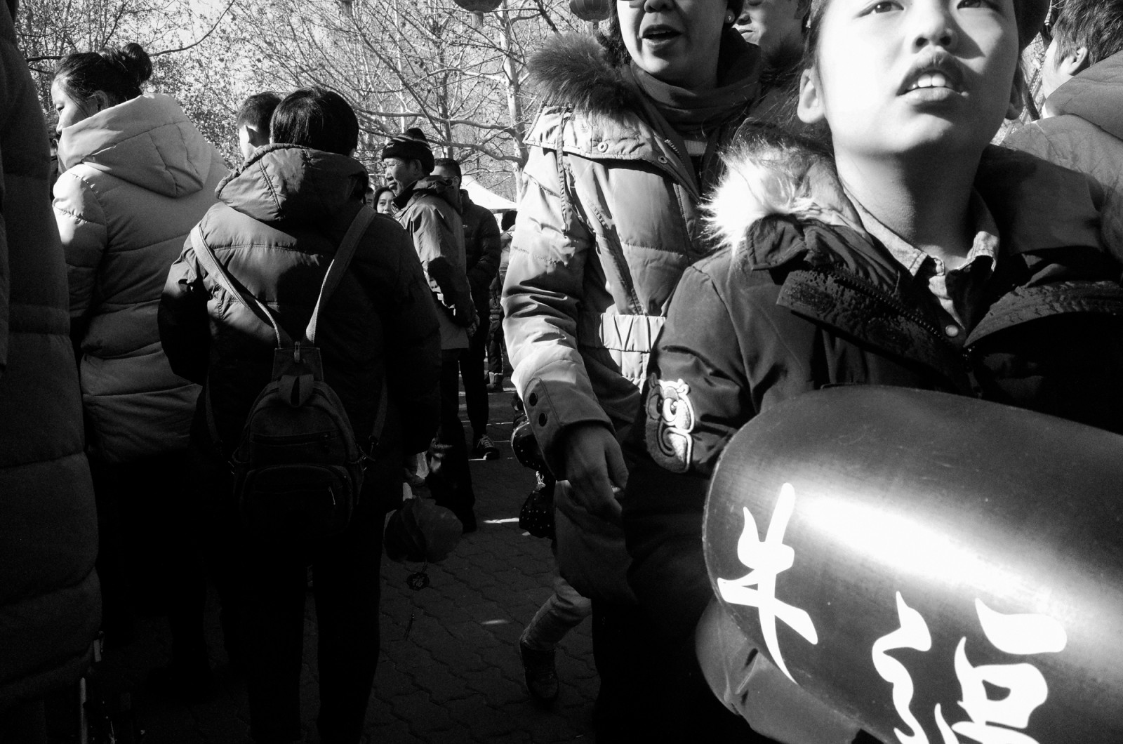 lidé, bílý, Černá, černobílý, ulice, Čína, městský, fotografování, život, Beijing, střelec, výstřel, Černý a bílý, scéna, strom, Pohled, wb, dívka, tělesné, zábava, Street View, člověk, pouliční život, třídaFoto, styl, streetphotography, lidstvo, dav, upřímný, streetscene, streetshot, prasknutí, momentka, střílet, urbanstreet, Černý a bílý, monochromatické fotografování, urbanview, živel, streetshooter, streetshoot, nocolor, Urbanpeople, Urbansence, Urbancandid, human behavior