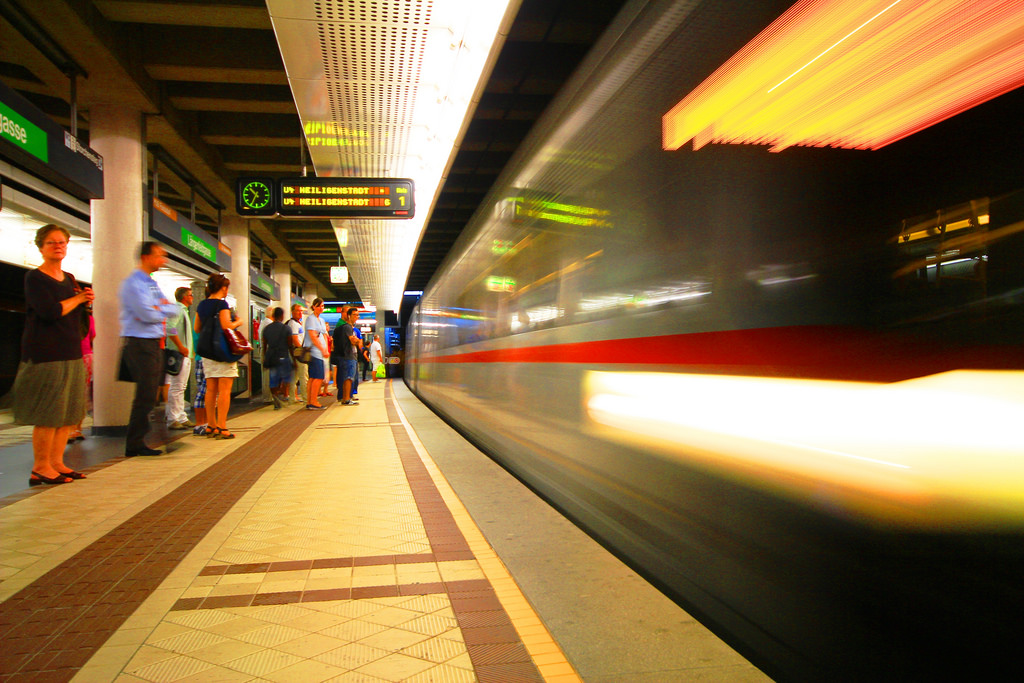 Metropolitní oblast, doprava, žlutý, veřejná doprava, urban area, světlo, rychlá přeprava, noc, vozidlo, město, pruh, stanice metra, vlakové nádraží, zábava