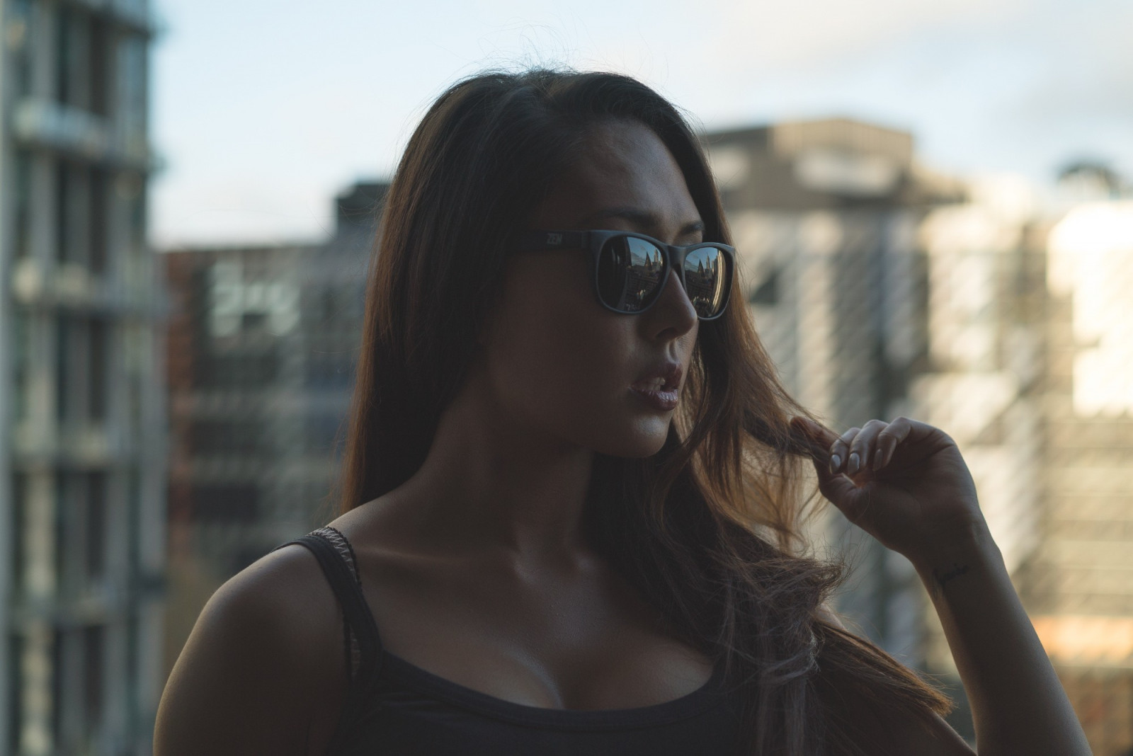 tvář, Černá, ženy, model, portrét, odvrátila, dlouhé vlasy, ženy s brýlemi, sluneční brýle, brýle, fotografování, šaty, modrý, móda, vlasy, emoce, jaro, Osoba, Amanda Sierras, dívka, krása, usměj se, oko, žena, dáma, fotografie, lidských pozice, portrétní fotografie, focení, hnědé vlasy, vision care, brýlí