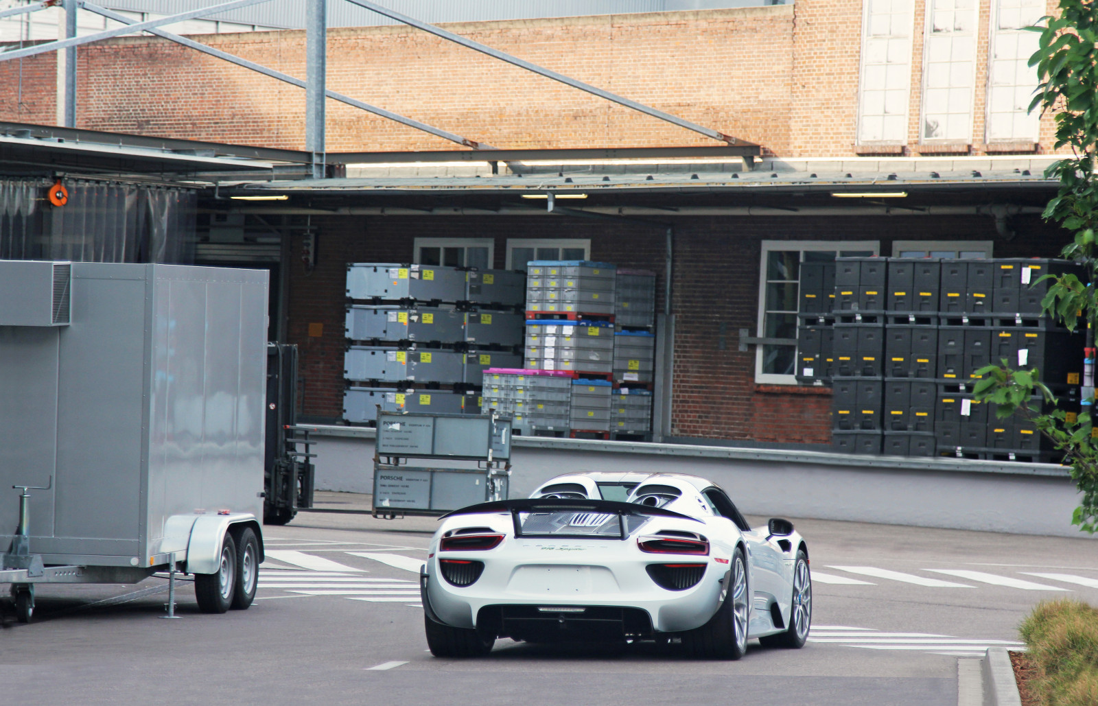 bílý, ulice, auto, budova, milovat, vozidlo, silnice, fotografování, Supercars, Instagram, Kánon, Porsche, technika, luxus, letní, sportovní auto, Garáž, peníze, Facebook, Google, výkon auta, parkoviště, Spyder, Stuttgart, 918, 2014, flickr, roztomilý, Páni, chladný, dívky, kolo, cars, úžasný, porn, V8, horký, superauto, nejlepší, 60d, edice, omezený, Zuffenhausen, automobilového designu, automobilový exteriér, závodní auto, luxusní vůz, florian, milióny, Joly, floflo69, automotive wheel system