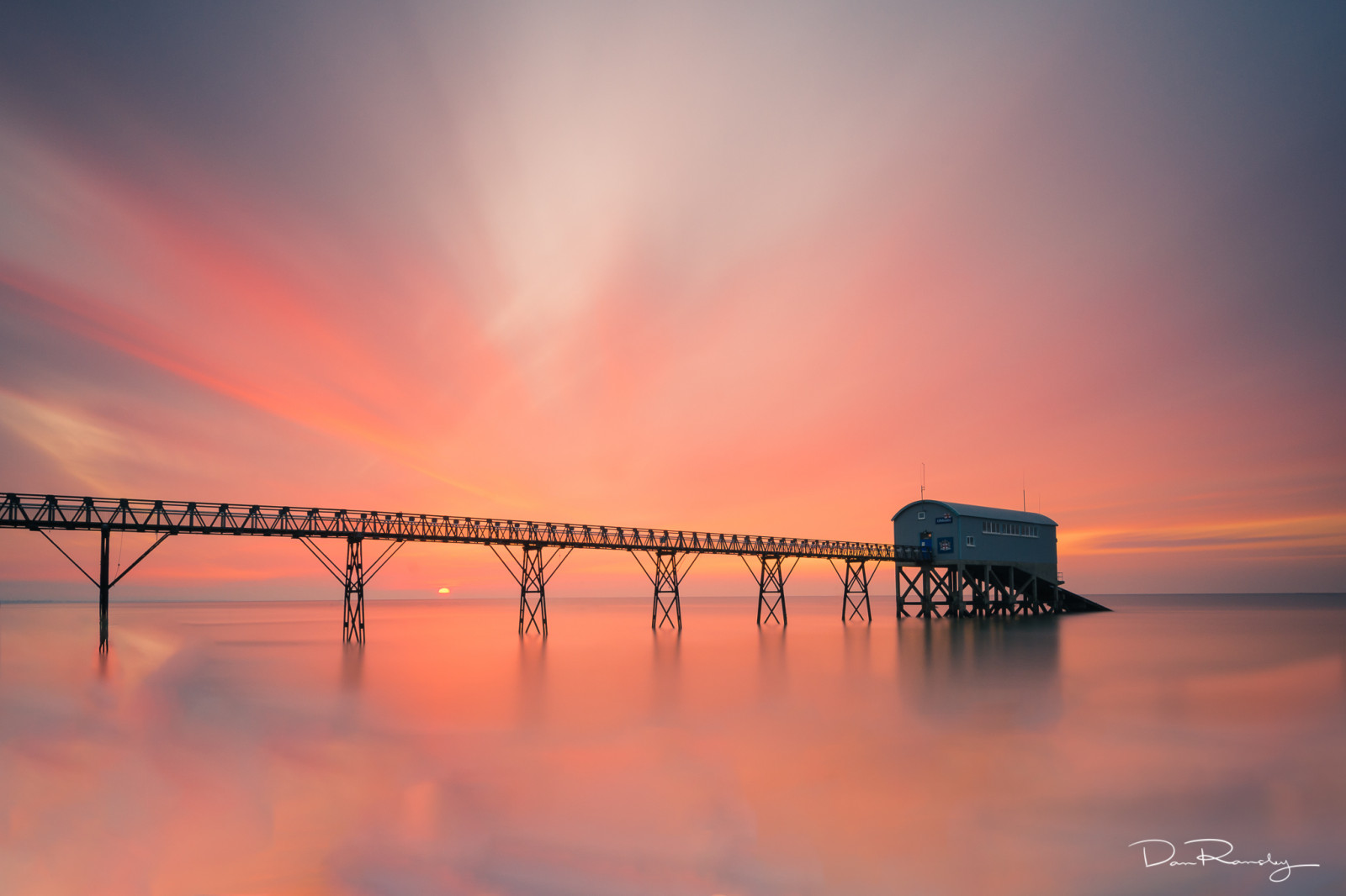 slunečnímu záření, krajina, západ slunce, moře, voda, odraz, nebe, svítání, večer, ráno, pobřeží, most, slunce, horizont, atmosféra, molo, soumrak, světlo, mrak, stanice, svítání, vlna, přímořská krajina, pobřežní hlídka, barvy, atmosférický jev, odlesk, Západní Sussex, východní pobrěží, slipway, danransleyphotography, RNLI, Selsey, televizory, záchranný člun