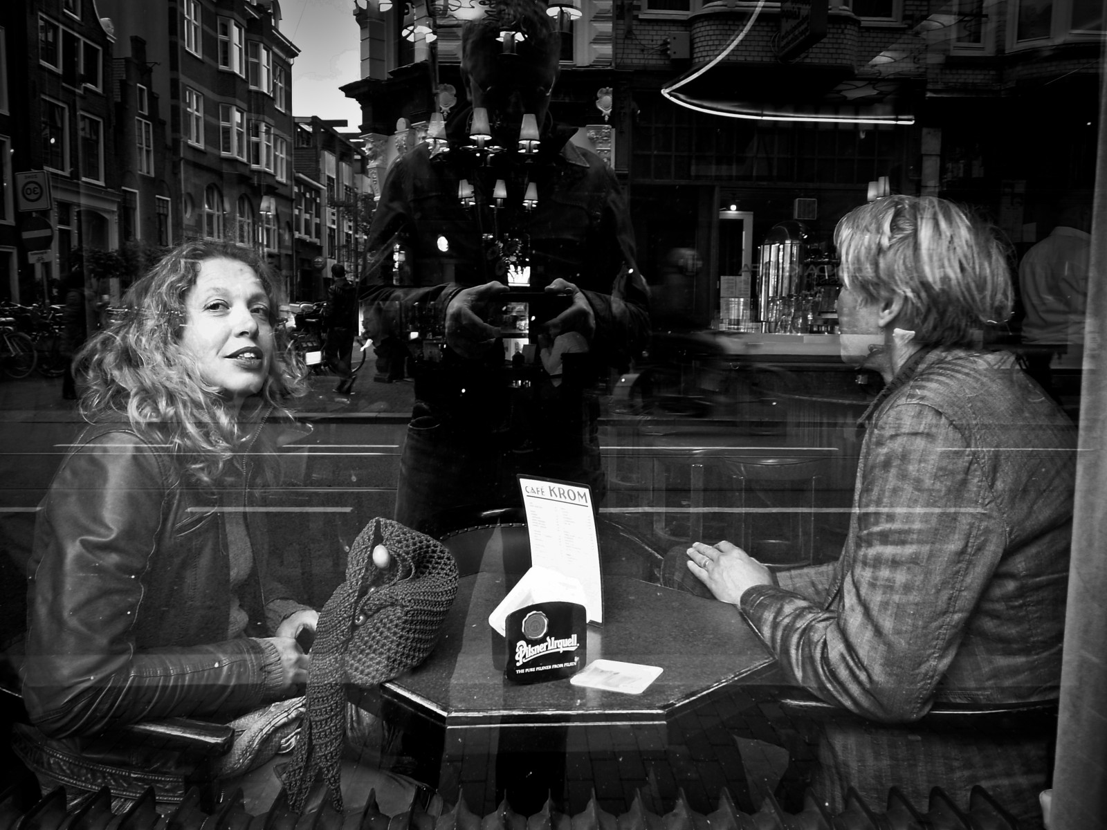 Černá, fotografie, Černý a bílý, infrastruktura, monochromatické fotografování, fotografování, tma, ulice, momentka, noc, sedící, černobílý, human behavior, dívka, Film noir, scéna, půlnoc, konverzace