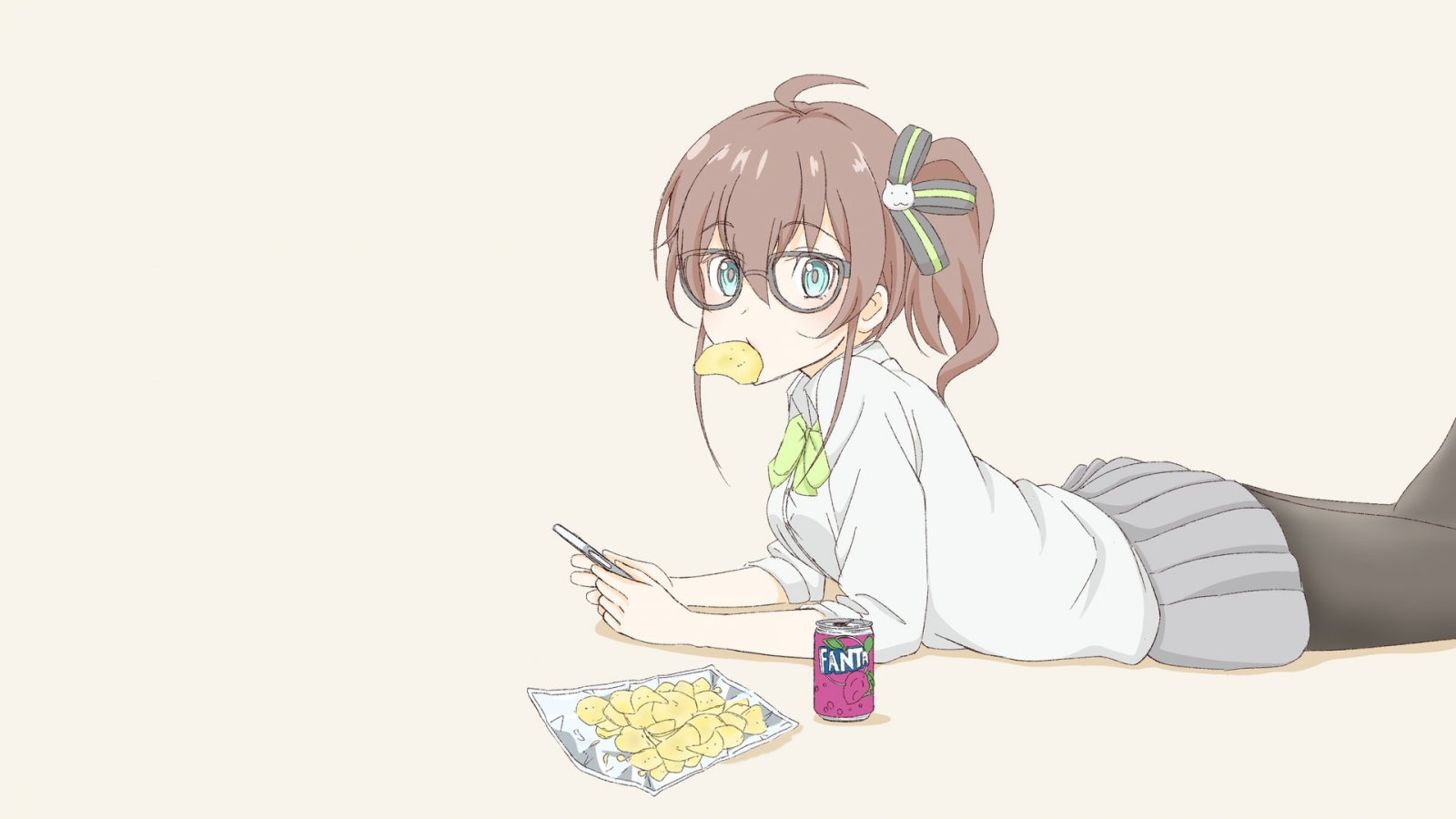 anime, manga, anime dívky, jednoduché pozadí, bramborové hranolky, Fanta, soda, meganekko, copánky