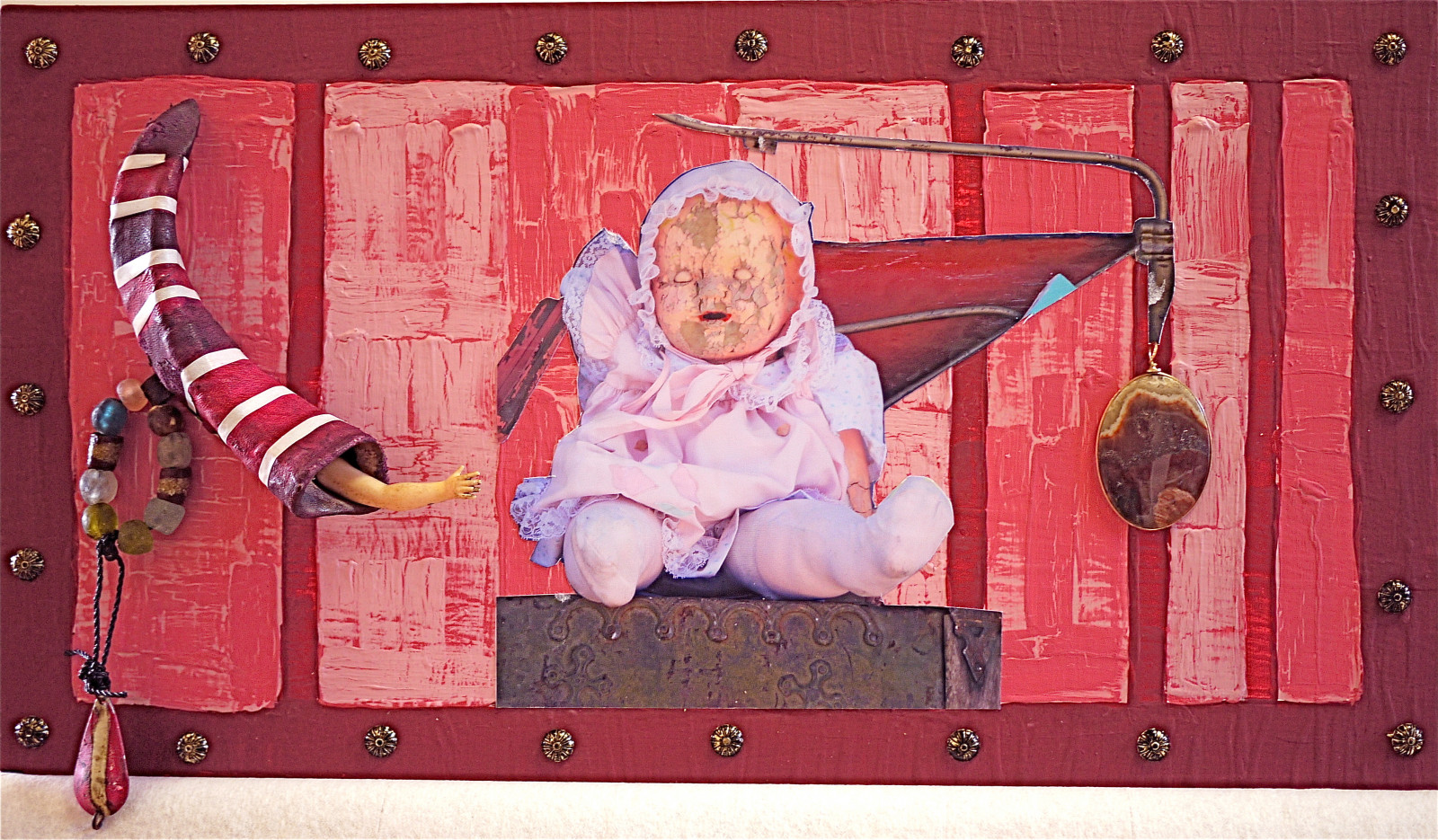 dřevo, růžový, Přátelé, Červené, koláž, korále, skály, panenka, rawart, lidové umění, outsiderart, kameny, shromáždění, smíšená média, soudobé umění, kaštanové, moderní umění, surrealismus, samouk, osamělý, artbrut, foundobjects, roh, DeviantArt, Olddoll, amulet, akrylová barva, naiveart, Petrified dřevo, Africanbeads, visionaryart, vintagedoll, primitiveart, návnada na ryby, artonwood, Dollhand, artnaif, Cracklepaint, carpettacks, jenniferbeinhackercom, artoutsidetheedge, photographofdoll