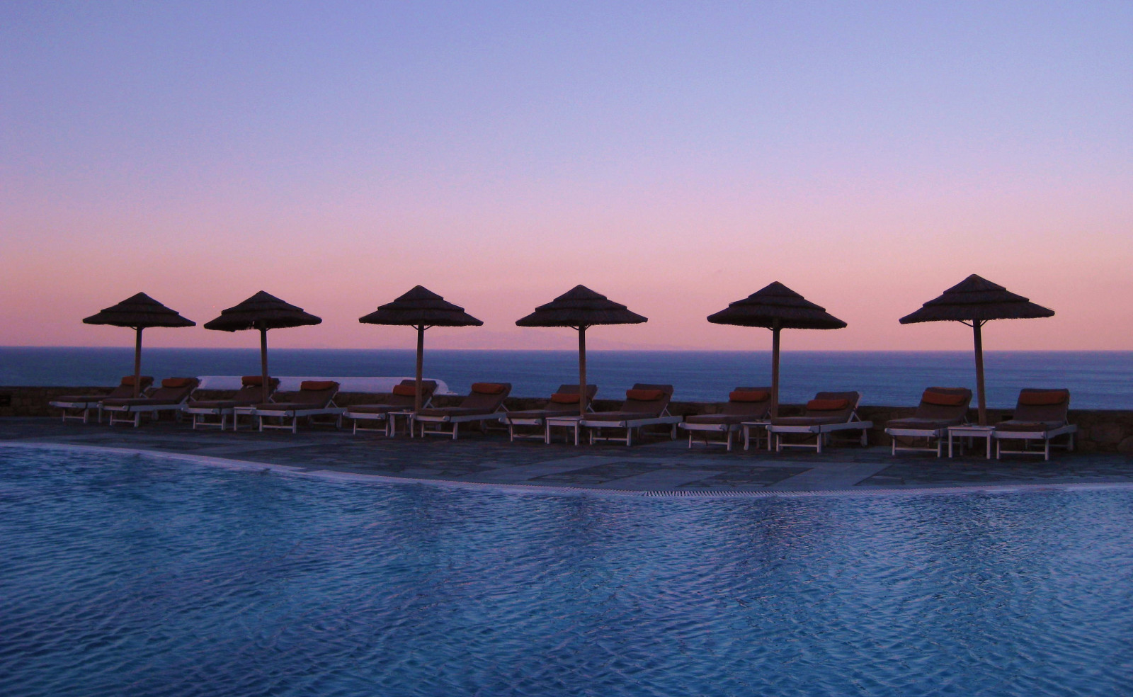 solnedgang, hav, vand, himmel, lilla, solopgang, berolige, Hotel, blå, aften, morgen, svømmepøl, horisont, udvej, luksus, Grækenland, skumring, Infiniti, ferie, daggry, blinkagain, ocean, hukommelse, pool, platinumheartaward, god morgen, fænomen, HCS, flipmode79, Ægæiske hav, mykonos, beachumbrellas, royalmyconianresort, coastal and oceanic landforms