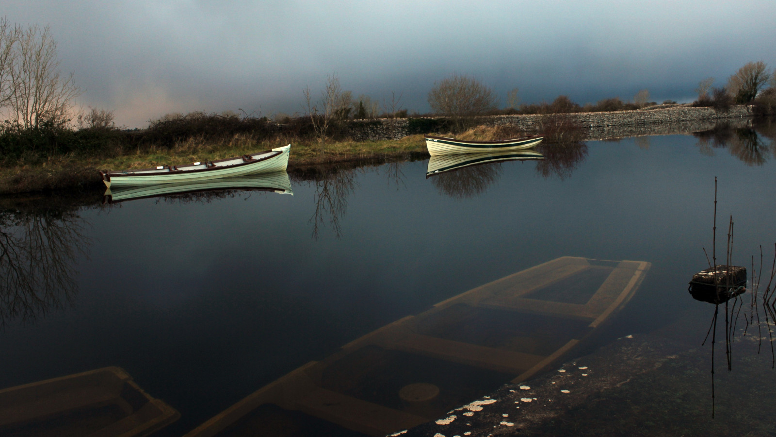 landskab, båd, mørk, sø, vand, afspejling, himmel, væg, berolige, aften, morgen, flod, undervands-, Irland, Dam, kanal, Bank, vådområde, Sky, træ, plante, sunkne, kanal, reservoir, naturskøn, loch, vandveje, krop af vand, neddykket, flodslette, vandressourcer, cogalway, loughcorrib
