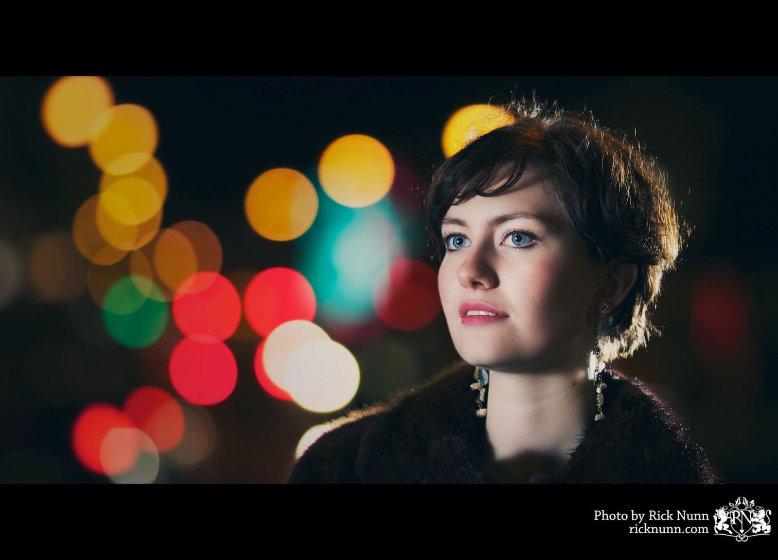 tvář, světla, bílý, model, oči, město, Červené, fotografování, zelená, modrý, oranžový, bokeh, emoce, zpěv, světlo, barva, dívka, krása, oko, kabát, strobist, orgán, mel, vsortpop