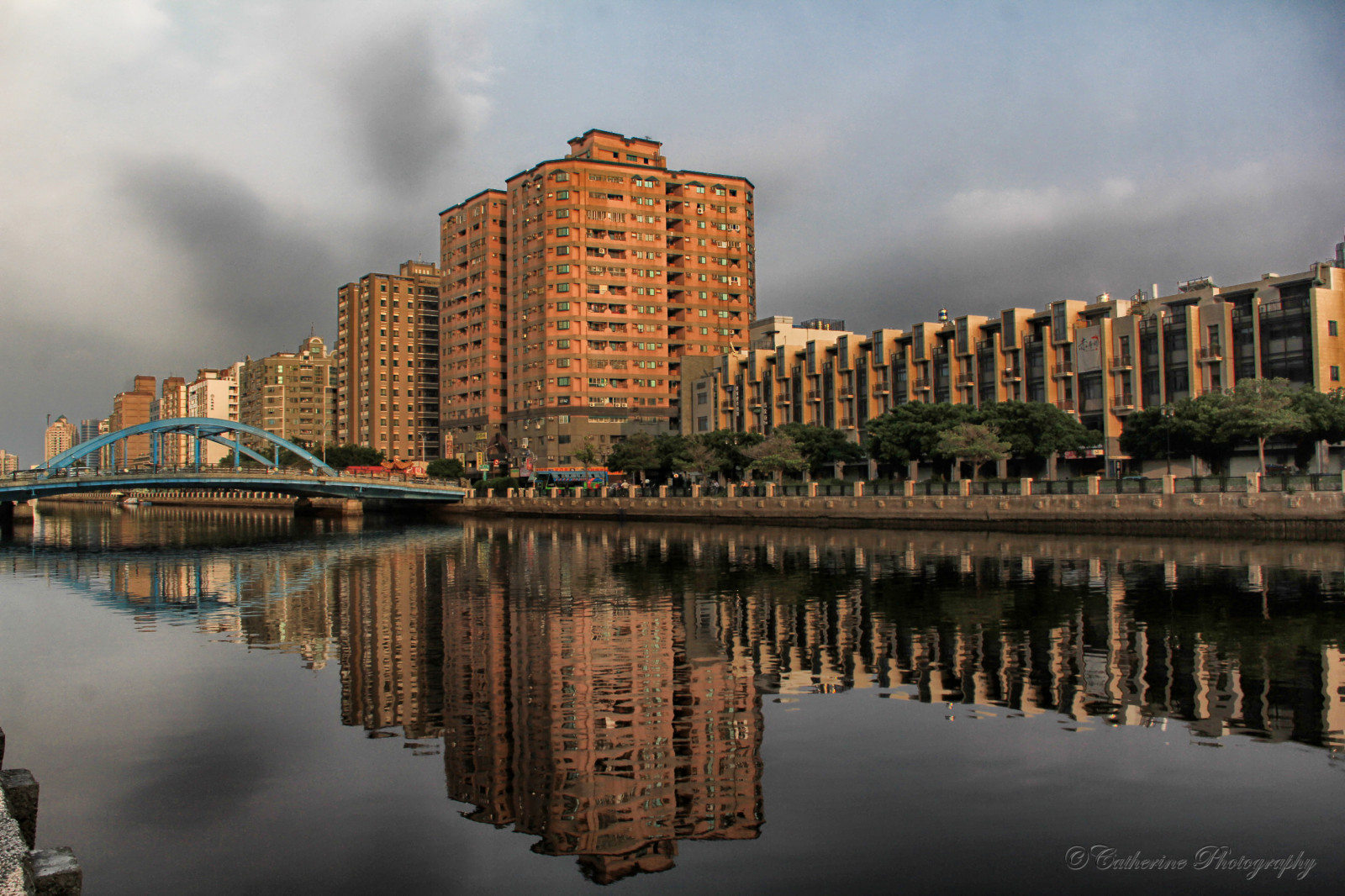 stromy, krajina, západ slunce, moře, město, panoráma města, architektura, Příroda, odraz, nebe, mraky, panoráma, mrakodrap, večer, ráno, most, řeka, horizont, soumrak, cesta, Taiwan, centrum, cestovat, waterscape, budovy, domy, mezník, towm, aniping, urban area, lidské osídlení, panelový dům