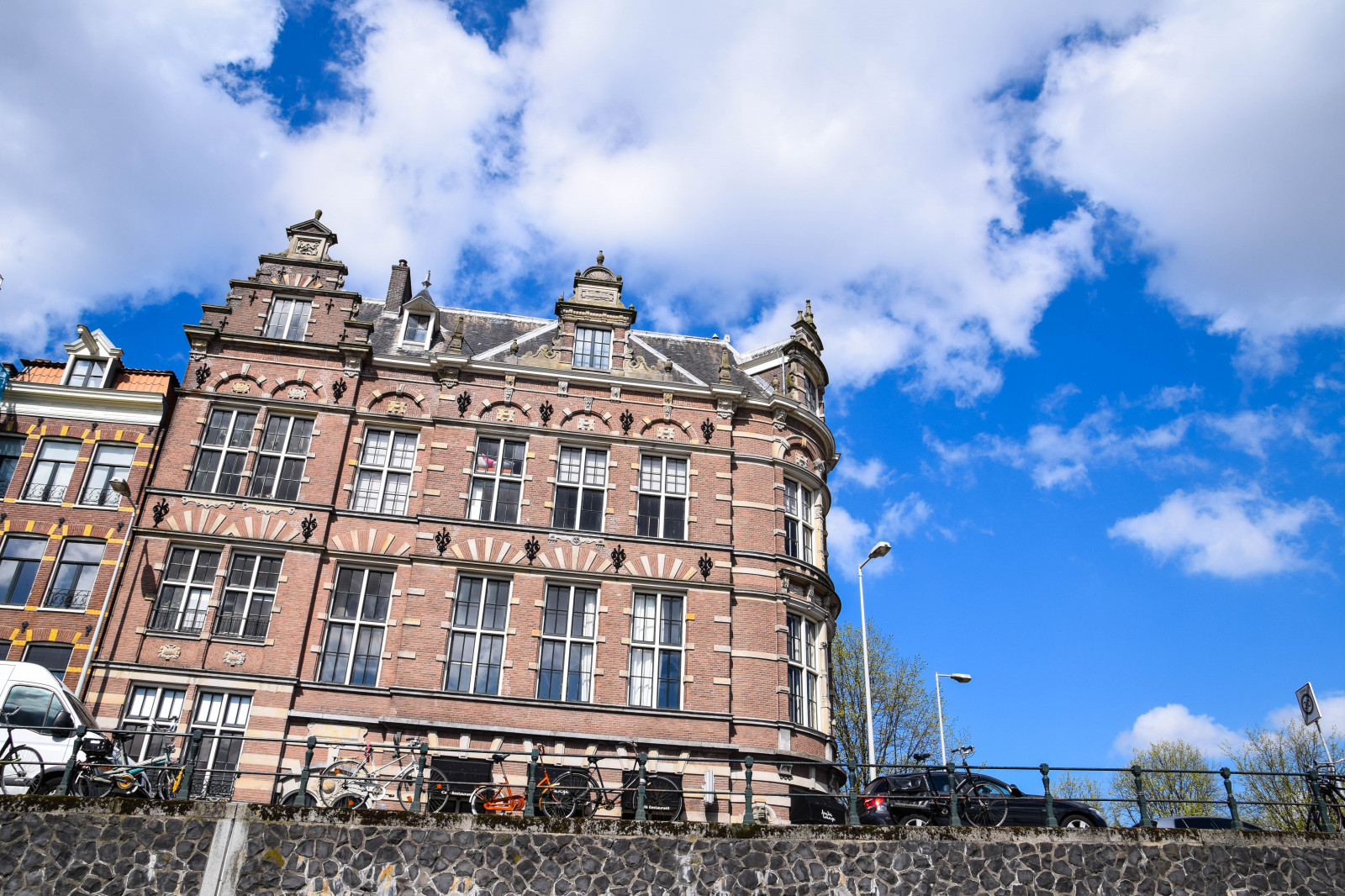 Menschen, Stadt, Straße, Stadtbild, die Architektur, Gebäude, Tourismus, Stadt, Niederlande, Europa, Amsterdam, Transport, Kanal, Palast, Holland, Stadtblick, Straßenansicht, M nniskor, Streetphoto, Noordholland, Nederl nderna, Nl, Amsterdamcity, Wahrzeichen, Fassade, Stadtgebiet