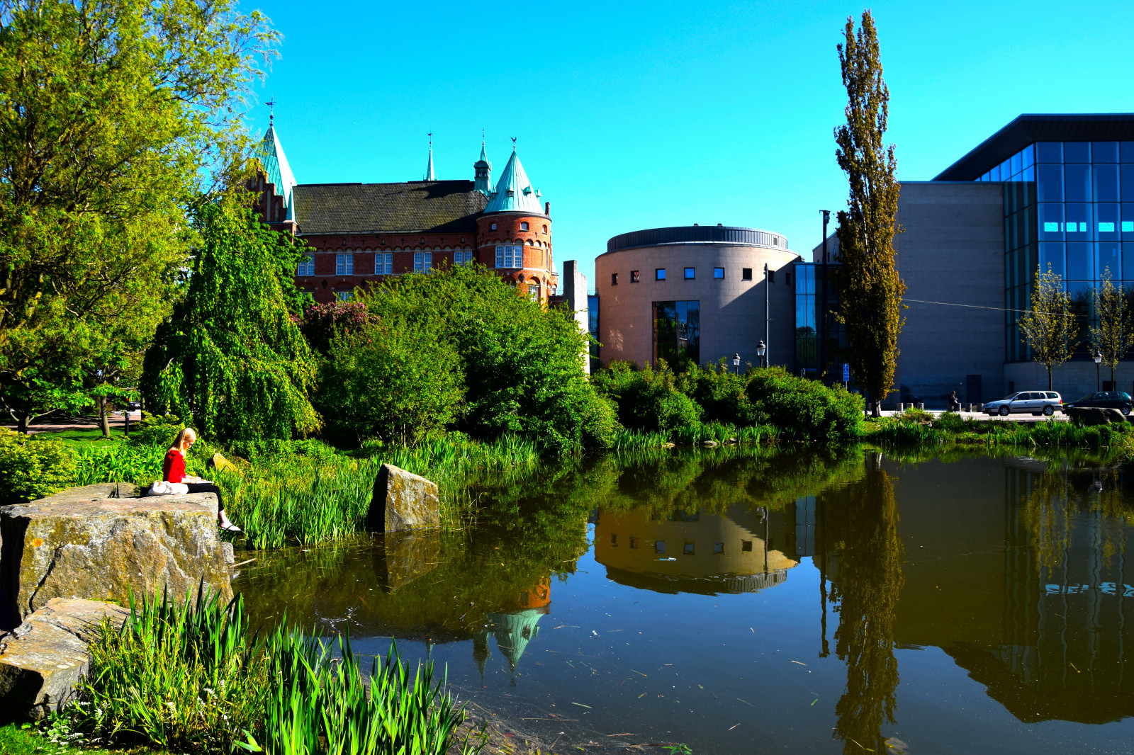 træer, landskab, have, arkitektur, vand, afspejling, parkere, hus, grøn, bibliotek, Dam, Sverige, slot, ejendom, bygninger, Kungsparken, damm, malmø, bibliotek, blok, vandveje