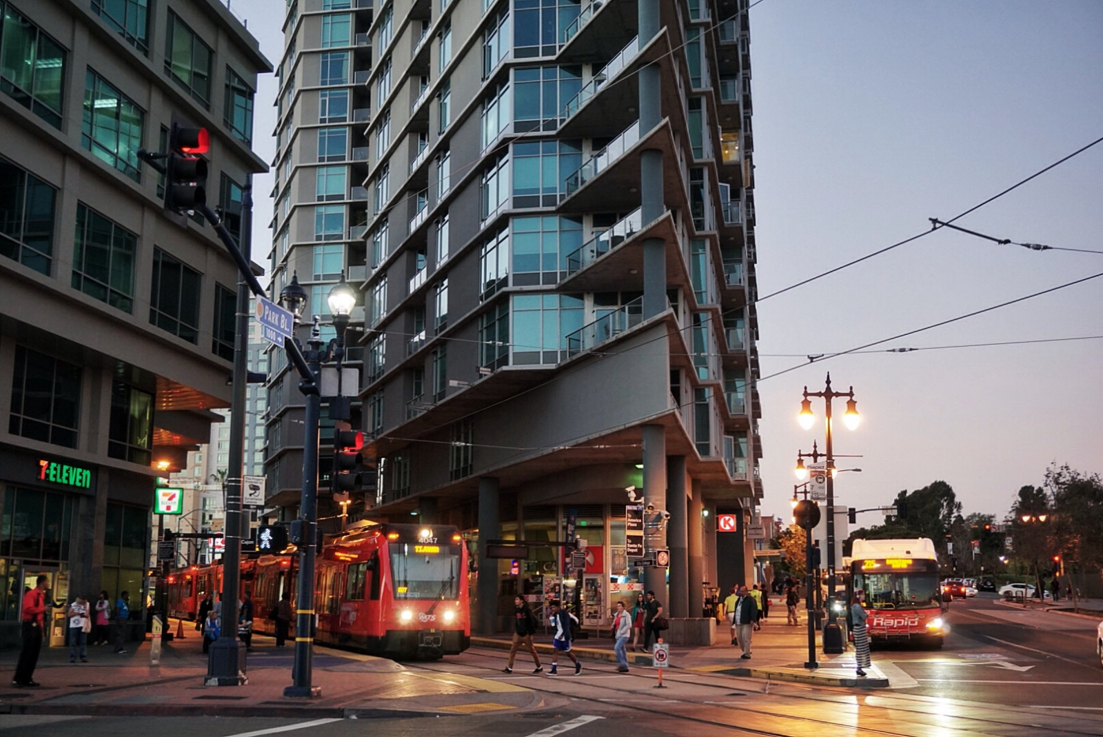 město, ulice, panoráma města, noc, architektura, auto, městský, budova, nebe, silnice, vlak, Dům, mrakodrap, večer, Kalifornie, město, soumrak, metropole, infrastruktura, pěší, urbex, strom, centrum, Street View, pouliční život, městský život, městský život, světla města, San Diego, kondominium, mezník, Cali, trolejbus, fasáda, tranzit, pruh, urban area, Metropolitní oblast, sousedství, obytný prostor, panelový dům, urban exploration, smíšené využití, mTS, Americasfinestcity, Calilife, Grimeforlife, Sandiegotrolley, Citycollage, Smartcorner, Dtsd, Noční noha