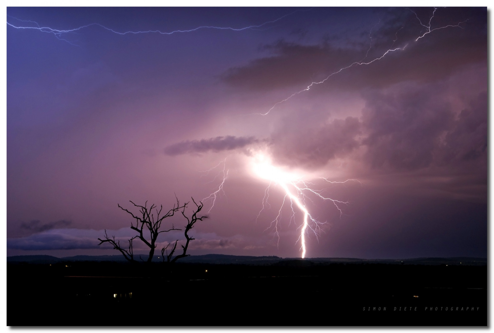 Manzara, gökyüzü, yağmur, Şimşek, fırtına, akşam, Rüzgar, ufuk, atmosfer, Gök gürültüsü, elektrik, uzun pozlama, bulut, Ağaç, Tamron, Fırtına, Gece, enerji, Nikond80, kümülüs, Olgu, Işık gösterisi, Deadtree, Heycyclouds, Simondiete