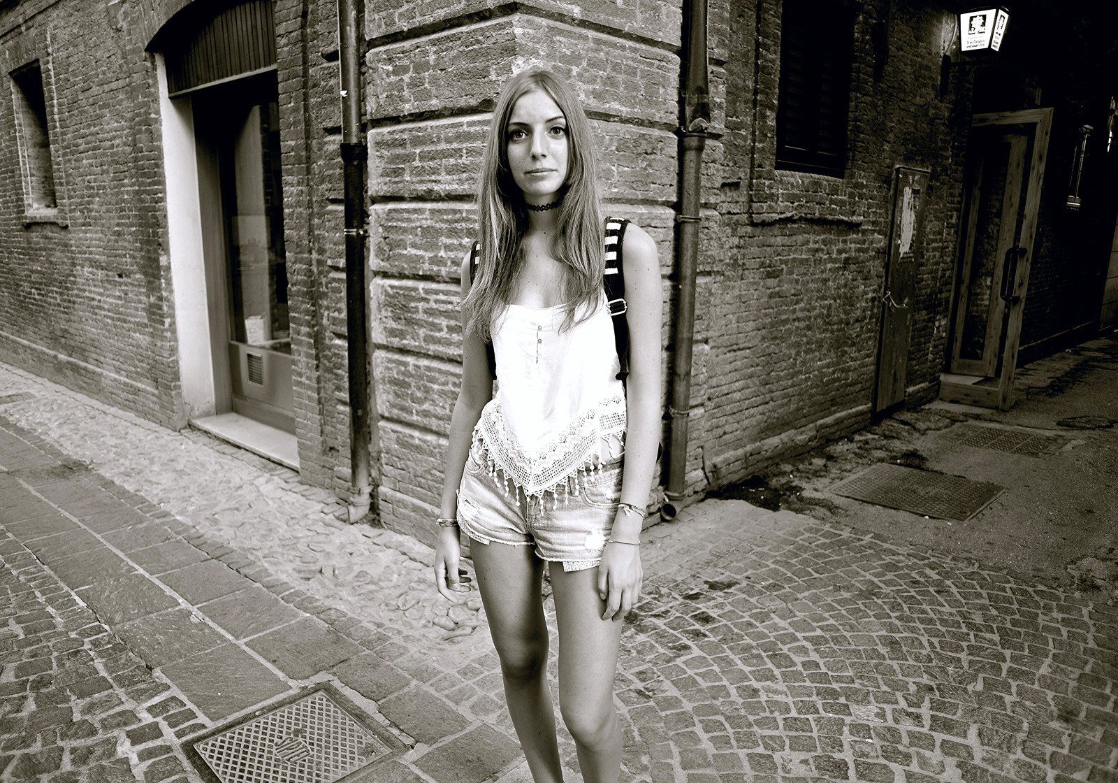 bianca, nero, monocromo, modello, ritratto, bionda, strada, seduta, pantaloncini, strada, fotografia, vestito, moda, primavera, capi di abbigliamento, adolescente, infrastruttura, bella, all'aperto, ragazza, bellezza, donna, signora, giovane, fotografia, ritratto, Immagine, adolescente, ragazza, womenswear, istantanea, ansimare, bianco e nero, fotografia in bianco e nero, posizioni umani, servizio fotografico