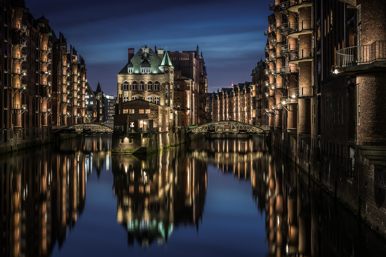 การสะท้อน, ทางน้ำ, น้ำ, cityscape, สถานที่สำคัญ, เมือง, มหานคร, กลางคืน, ท้องฟ้า, คลอง, อาคาร, ตอนเย็น, แหล่งดึงดูดนักท่องเที่ยว, สมมาตร, เส้นขอบฟ้า