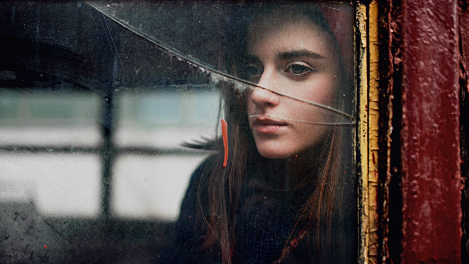 ใบหน้า, ผู้หญิง, โมเดล, แนวตั้ง, หน้าต่าง, แก้วแตก, มองไป, ผมยาว, สีน้ำตาล, สีแดง, ผนัง, การถ่ายภาพ, Georgy Chernyadyev, สิ่งสกปรก, คนเดียว, เศร้า, อารมณ์, คน, เครื่องหมาย, สี, หญิงสาว, ความงาม, รูปถ่าย, ความมืด, การถ่ายภาพ