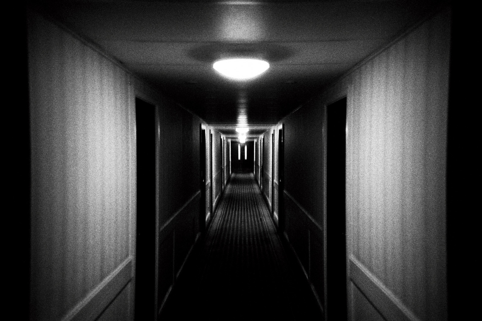 Černý a bílý, Černá, film, černobílý, blackbackground, analogový, 35MM, hotel, hala, Černá bílá, Hostel, lomo, Lka, Lomography, Noir, sama, noiretblanc, fotoaparát značky kodak, tmax, obilí, koridor, krytý, Nikdo, strašidelný, strašidelný, hod, hrůza, analog, zrnitý, 3200, lesklý, couloir, argentique, noirblanc, 3200iso, pelliculé