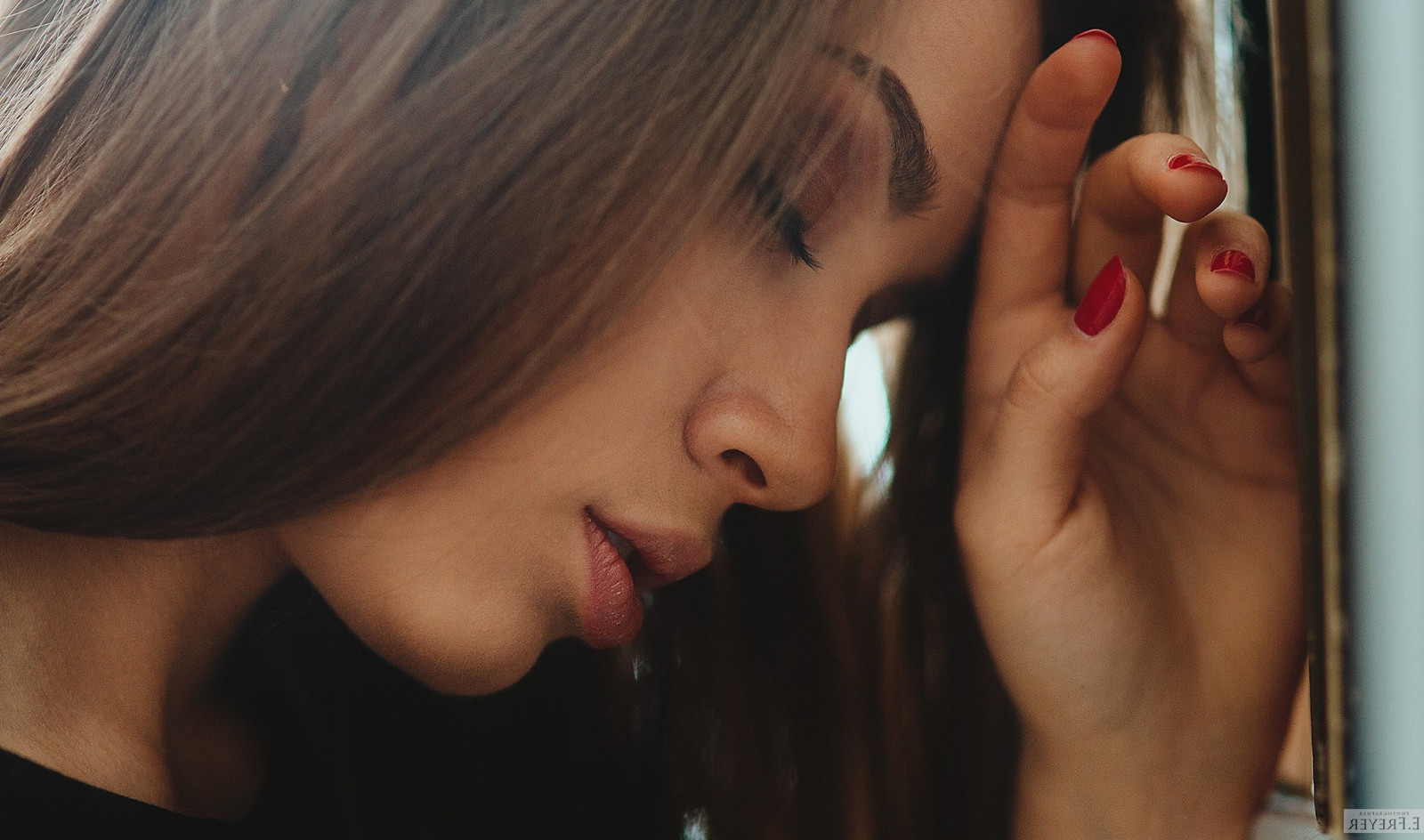 лице, Дами, модел, портрет, затворени очи, червен, боядисани нокти, фотография, близък план, коса, уста, нос, емоция, човек, кожа, глава, романтика, дете, момиче, красота, око, жена, ръка, дама, пръст на ръката, крак, смисъл, устна, рус, кафява коса, изражение на лицето, човешкото тяло, орган, наблизо, взаимодействие, 2021x1193 пиксела