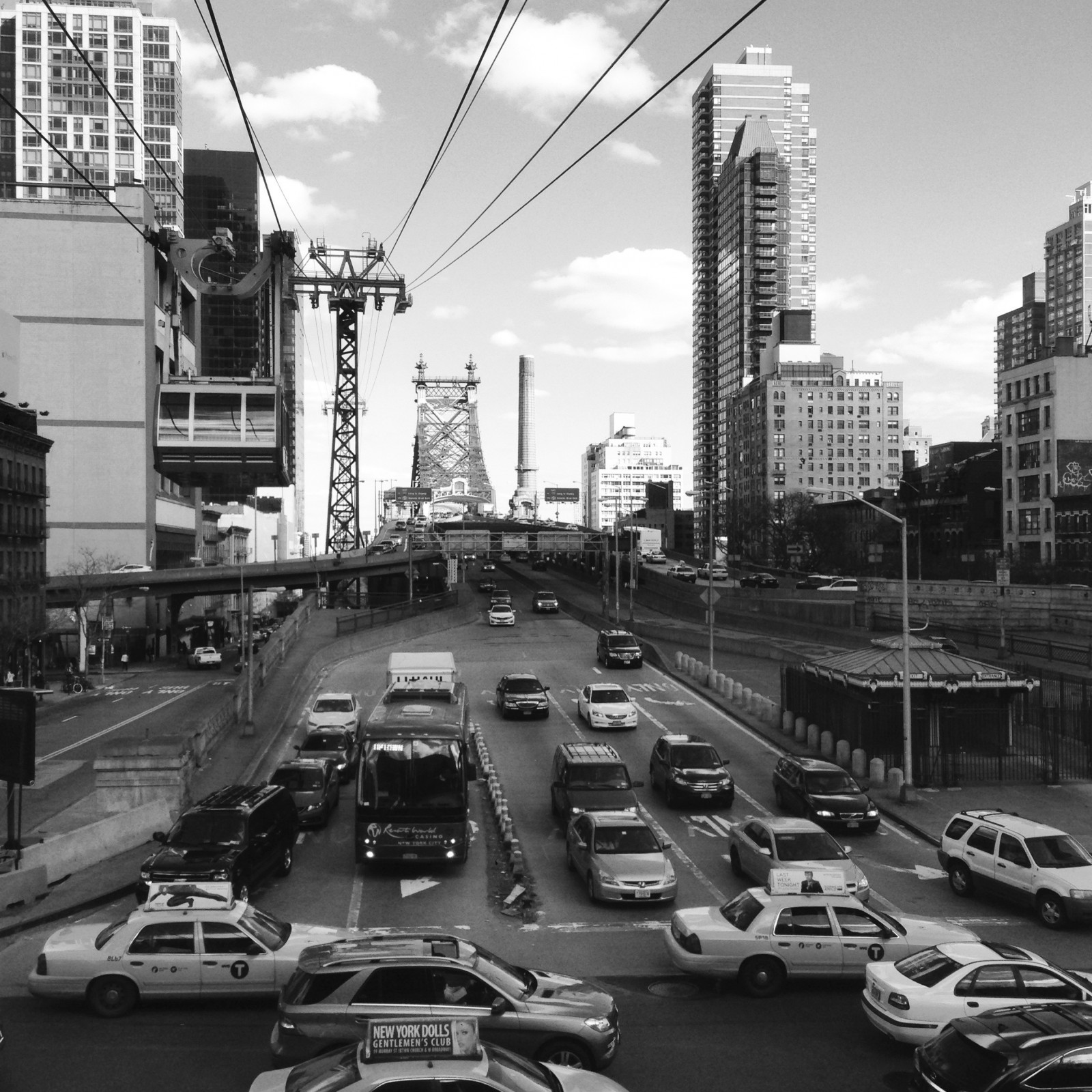 černobílý, město, ulice, panoráma města, auto, vozidlo, silnice, fotografování, panoráma, mrakodrap, New York City, provoz, metropole, infrastruktura, centrum, pruh, urban area, Černý a bílý, monochromatické fotografování, Metropolitní oblast, lidské osídlení, obytný prostor, panelový dům