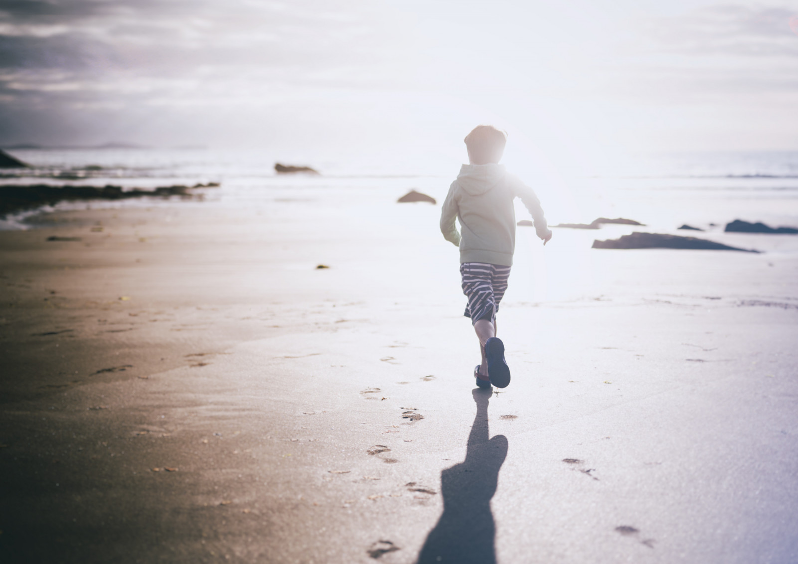 slunečnímu záření, kontrast, západ slunce, moře, voda, písek, odraz, pole, pláž, ráno, slunce, běh, zasněný, zdůrazňuje, Soustředit se, chlapec, vysoký, oceán, vlna, hloubka, ven, fotografie, foukané, mělký