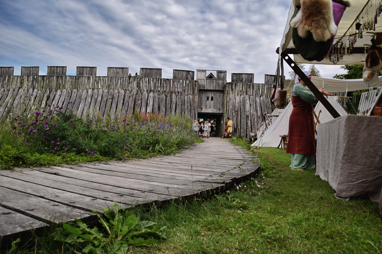 mennesker, natur, væg, træ, sommer, Sverige, gangbro, Sverige, træ, marked, udendørs, sk nel n, SE, viking, kunsthåndværk, Trelleborg, Hantverk, vikingage, Trelleborgen, vikingamuseum, vikingamarknad, tag, vandveje, udendørs struktur