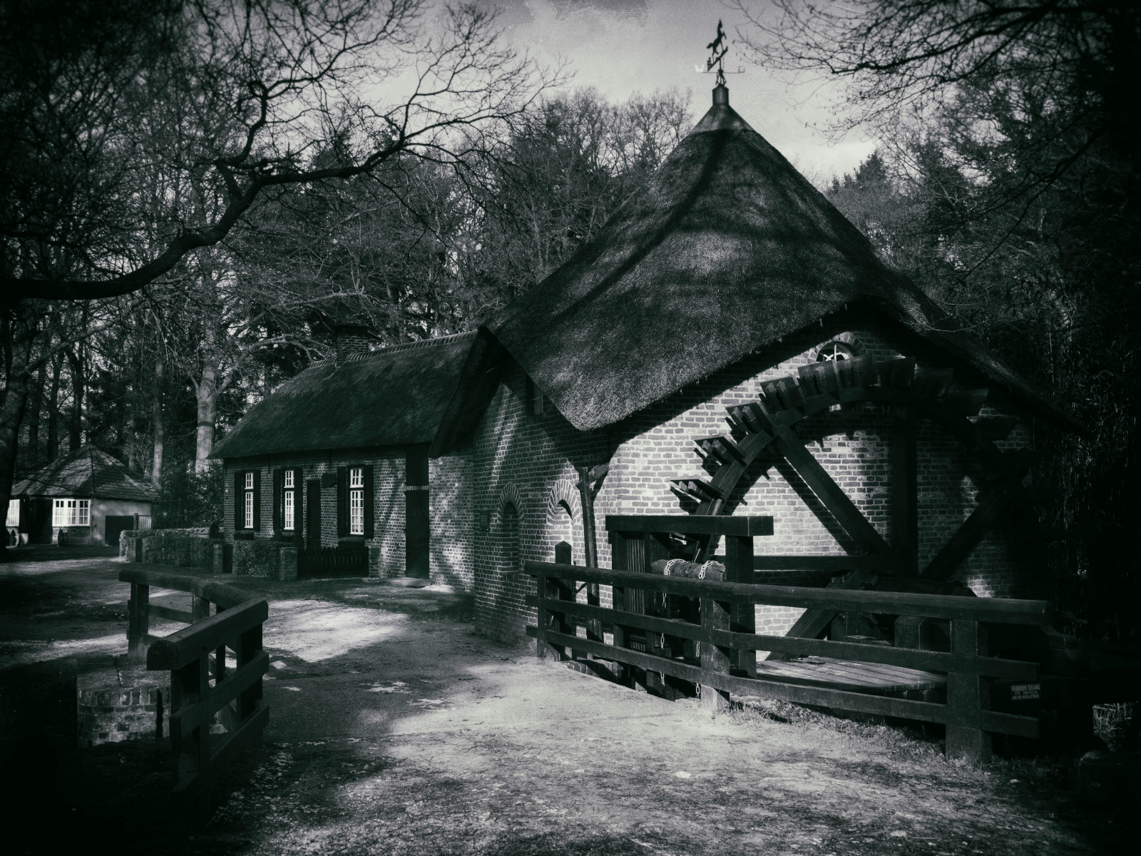 slunečnímu záření, krajina, starý, černobílý, noc, architektura, voda, budova, nebe, zima, fotografování, větev, Dům, večer, proud, holandský, Limburg, strom, rostlina, venkovní, tělesné, Černá bílá, tma, noiretblanc, Nizozemí, zd, zwartwit, olympusomd, Landschap, EM1, Černý a bílý, monochromatické fotografování, dřevina, jev, blancinegre, mlýn, Marcgommans, Vodní mlýn, Oostrum, Rosmolen, Landgoedgeijsteren, Oostrumschebeek, Zuiko1454mk1, stock photography