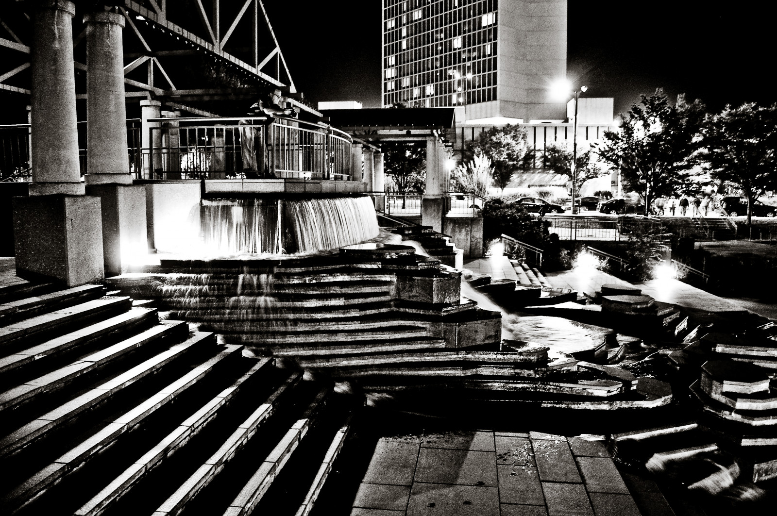 světla, bílý, Černá, černobílý, temný, město, ulice, panoráma města, noc, voda, silnice, fotografování, schody, metropole, kašna, infrastruktura, stíny, tělesné, Černá bílá, fotografie, tma, urban area, Černý a bílý, monochromatické fotografování, Film noir, gregbizzle, gregorybizzle, Bizzle