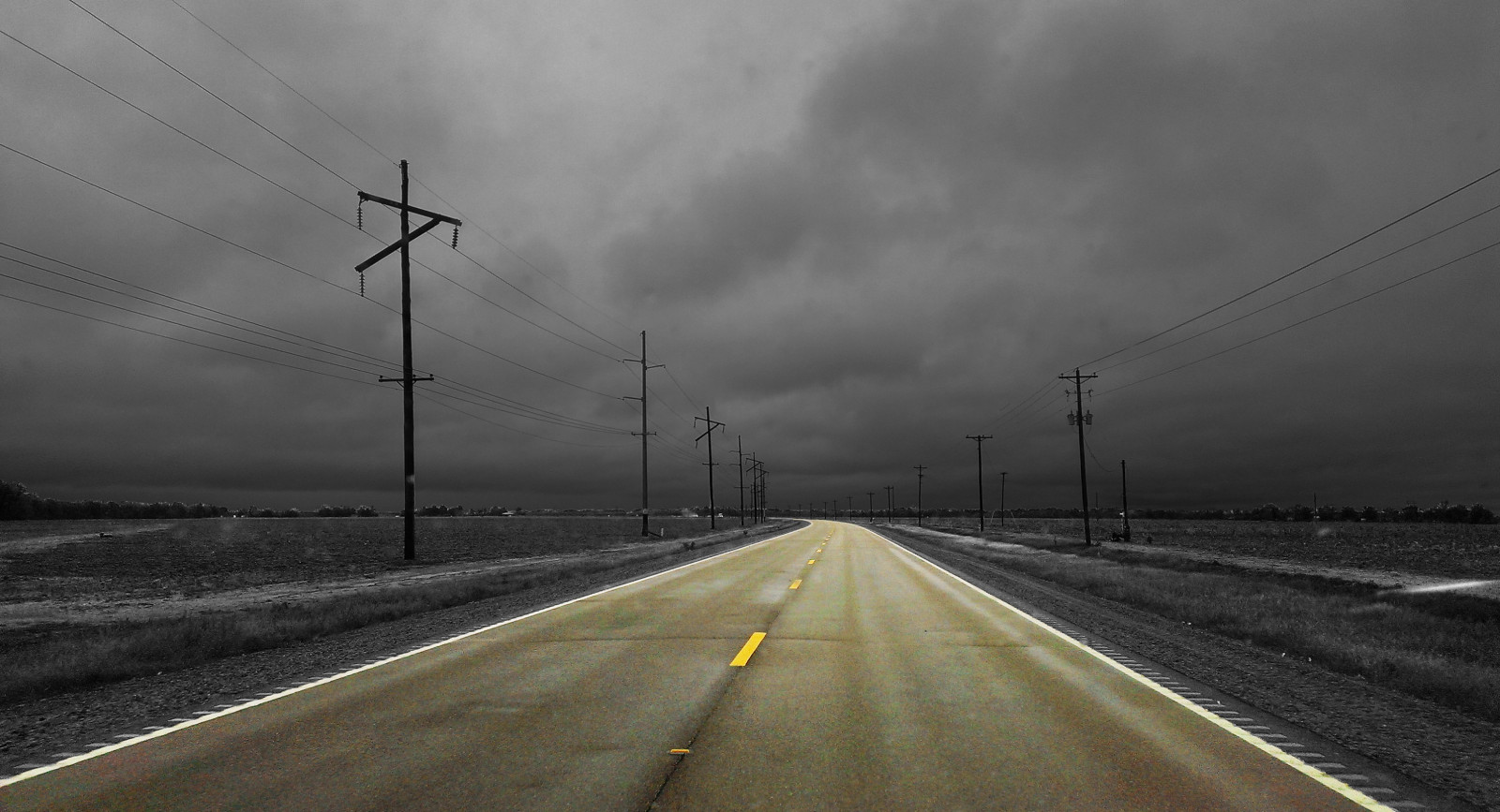 Straße, Wolke, Himmel, Freileitung, Autobahn, Infrastruktur, Fahrbahn, Atmosphäre, Asphalt, Horizont, Straßenbelag, Meteorologisches Phänomen, Elektrizität, Linie, Übertragungsturm, fixed link, Phänomen, Morgen, Stromversorgung, Baum, Kontrollierte Zugangsstraße, Hochland, Bereich, Strassenlicht, Sturm, Ausflug, public utility, Abend, Energie, Landschaft, Wind, Schulter