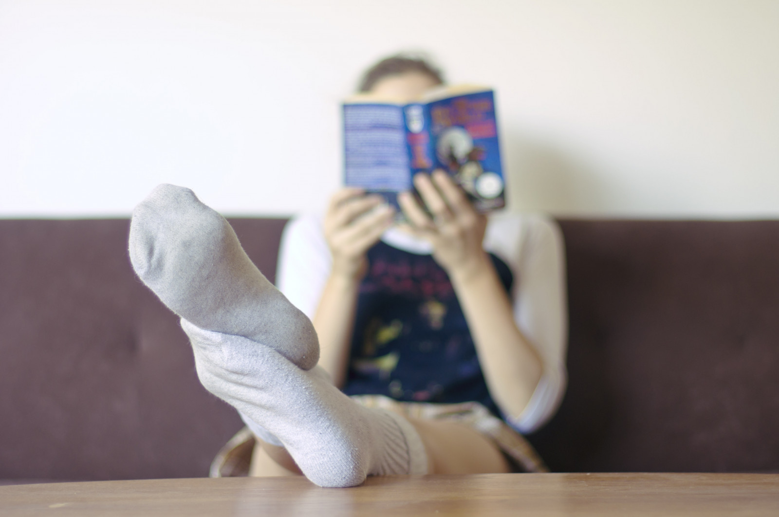 mennesker, sidder, sokker, tabel, træ, bøger, læsning, menneskelignende, Person, 50mm, pige, dOF, hånd, human, 365, møbel, naturallight, project365, hss, sliderssunday, selv, sko, 365 dage, shallowdof, gulve, day49, product design