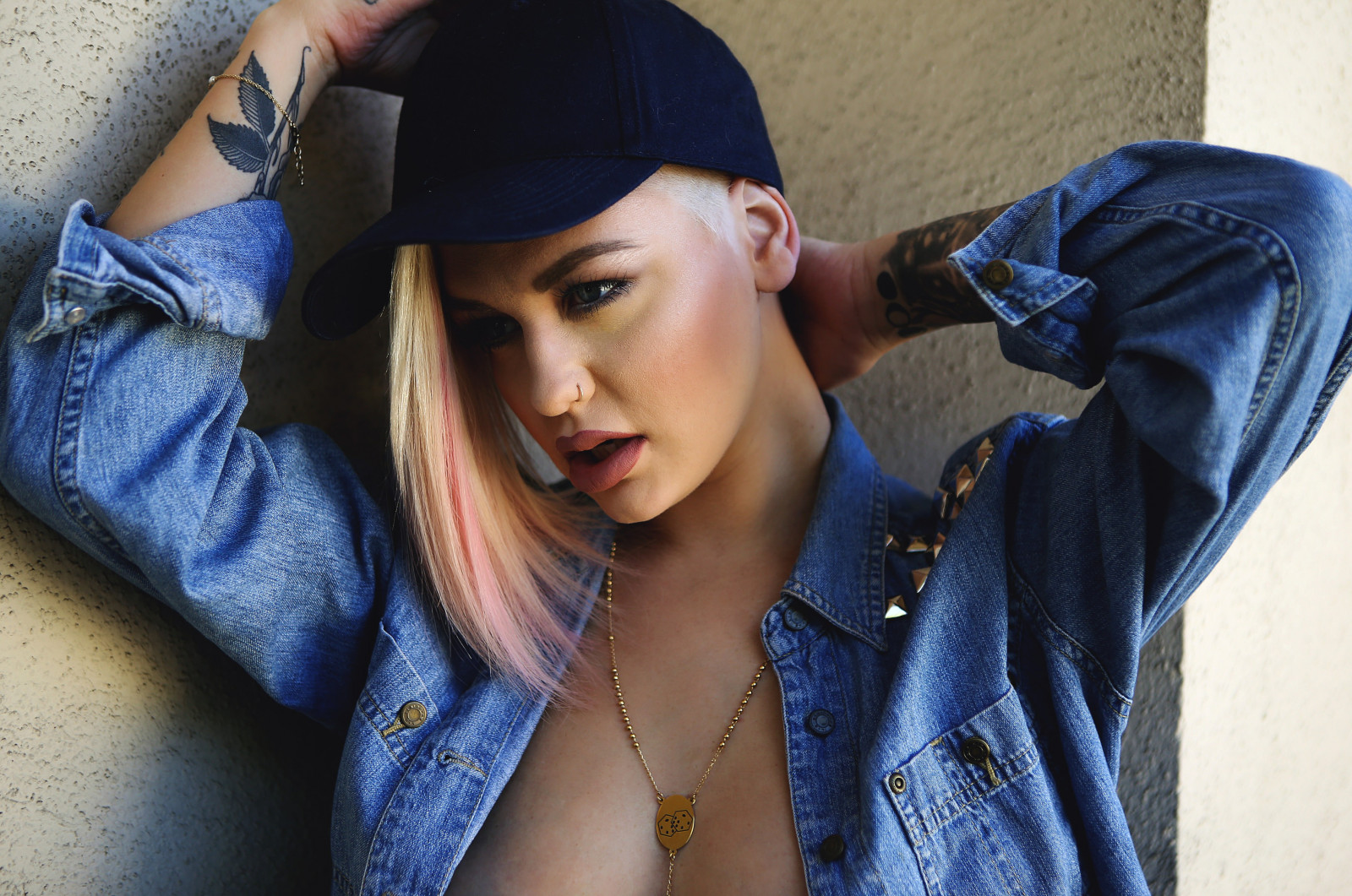 tvář, ženy, model, portrét, blondýnka, brýle, otevři pusu, fotografování, šaty, tetování, modrý, móda, basebalové čepice, jaro, Osoba, kůže, Justin Swain, oblečení, side holení, Samii Ryan, barva, dívka, krása, usměj se, oko, žena, dáma, zábava, fotografie, kostým, obraz, focení, mimika, orgán