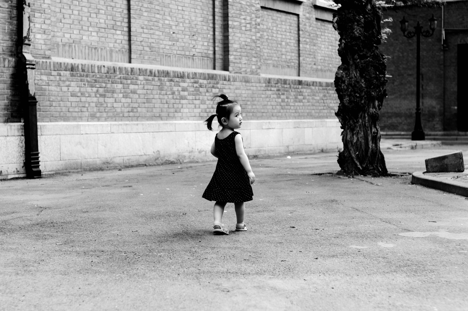 bílý, Černá, černobílý, město, ulice, sníh, zima, silnice, fotografování, šaty, dítě, život, jaro, infrastruktura, počasí, tělesné, jednobarevný, příběh, fotografie, Černý a bílý, monochromatické fotografování, lidských pozice