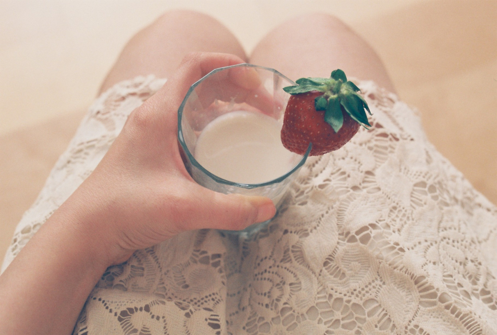 nohy, šaty, sklenka, pastel, mléko, 35MM, zasněný, krajka, ruka, nehet, prst, jahoda, film