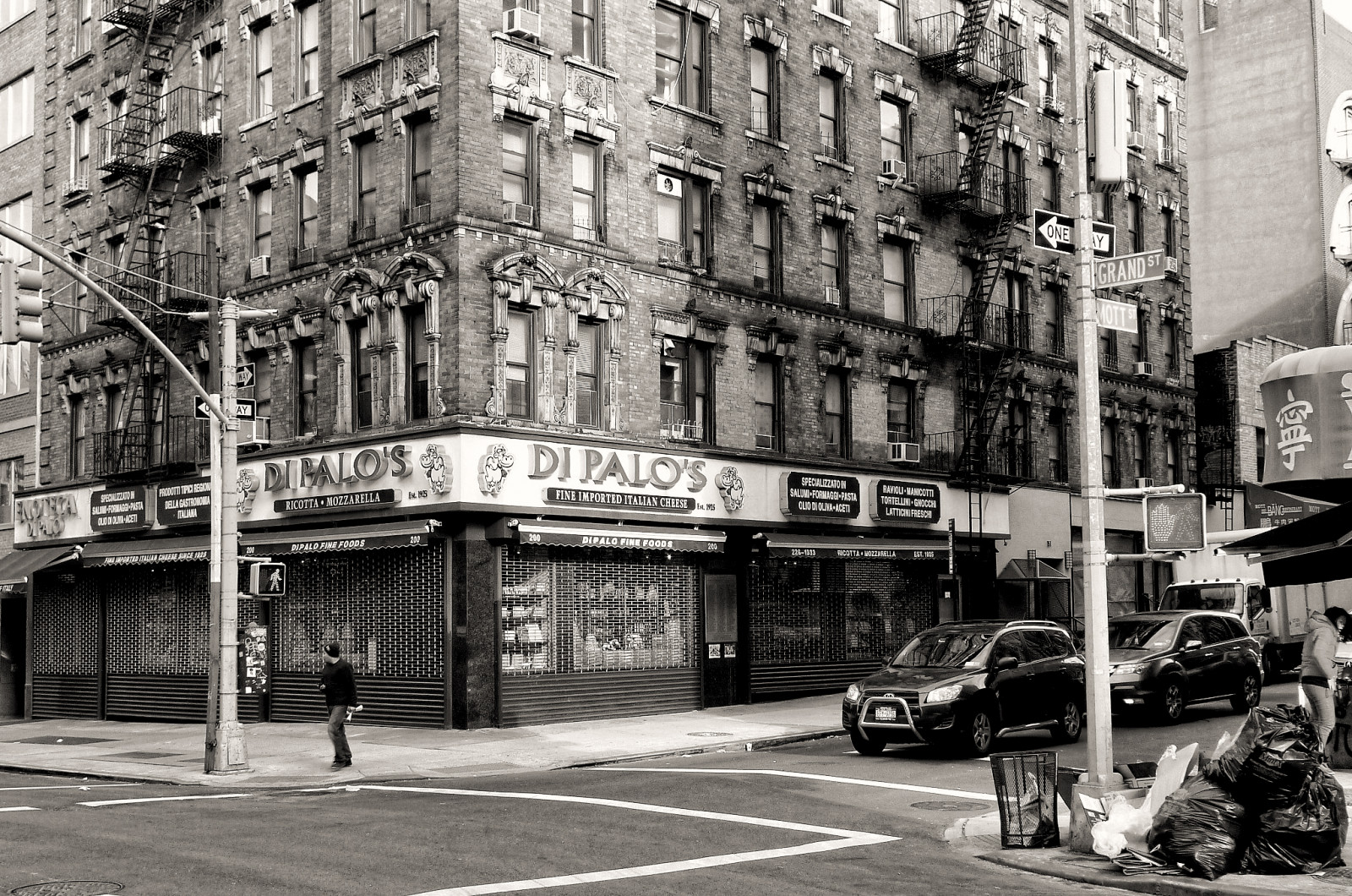 černobílý, okno, město, ulice, architektura, auto, budova, silnice, Dům, město, Leica, metropole, York, 4, infrastruktura, Černý a bílý, centrum, Nový, velký, nyc, kondominium, mezník, fasáda, dlux, pruh, urban area, Černý a bílý, monochromatické fotografování, Metropolitní oblast, sousedství, obytný prostor, luxusní vůz, rodinný vůz, smíšené využití, streetscape, Mott