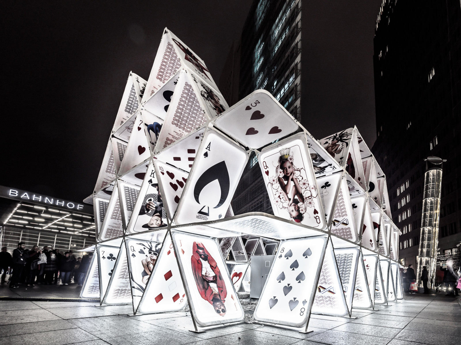 monokrom, nat, arkitektur, plads, bygning, rød, afspejling, Joker, Berlin, bw, sort hvid, deutschland, Potsdamerplatz, design, reflexion, sort og hvid, monokrom fotografering, festivaloflights, spillekort, spielkarten, kreichert