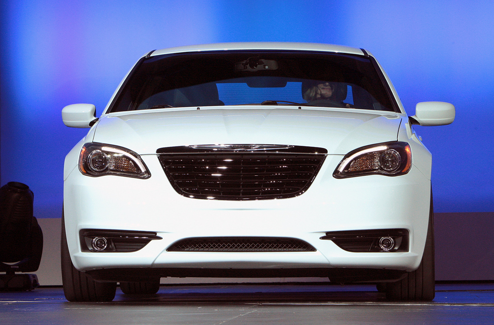 автомобиль, средство передвижения, Chrysler, 2013, Конвертируемый, Седан, Сетевое шоу, Netcar, Автомобильные изображения, Фотография автомобиля, 200, Наземный транспорт, Автомобильный дизайн, Автомобильный экстерьер, Марка автомобиля, Роскошный автомобиль, бампер, компактная машина, Представительский автомобиль, Решетка, Автомобиль среднего размера, Авто-шоу
