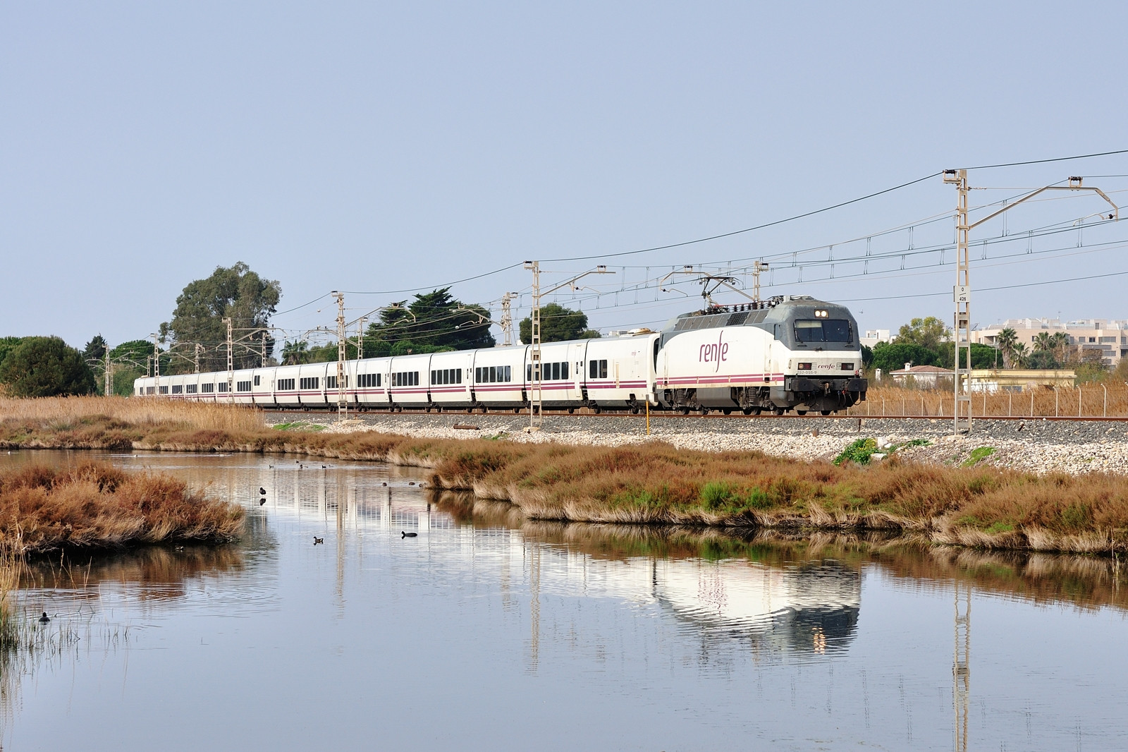 voda, odraz, nebe, vozidlo, vlak, železnice, hotel, řeka, Nikon, doprava, banka, lokomotiva, mokřadní, strom, železnice, vlaky, rostlina, tren, dráha, d90, cestující, nikond90, železnice, vodní, obytný prostor, veřejná doprava, železniční doprava, kolejová vozidla, osobní automobil, železniční vůz, 252, RENFE, Talgo, ffcc, Trenes, pasajeros, Trenhotel, 252055