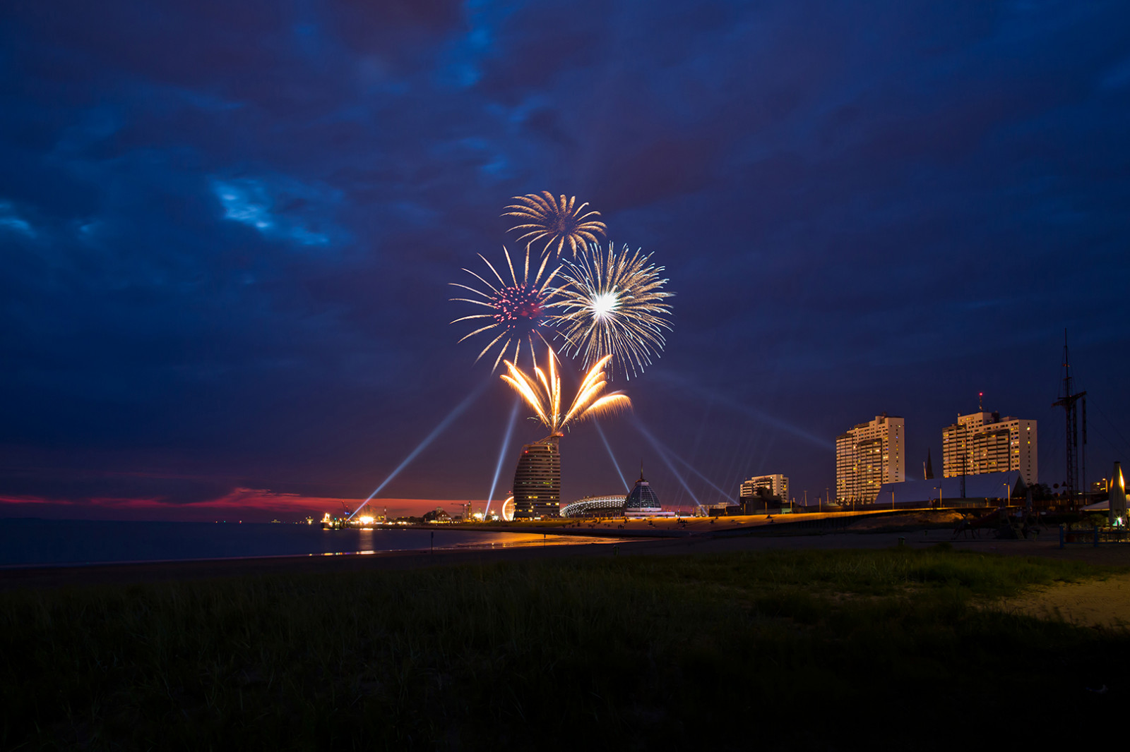 fyrværkeri, himmel, turistattraktion, atmosfære af jord, begivenhed, afspejling, hav, nat, public event, aften, rekreation, bybilledet, fetere, nytårsaften, Sky, computer tapet