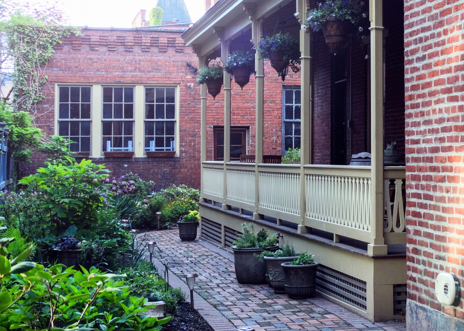 okno, zahrada, budova, cihly, košíky, Dům, Sony, chodník, chalupa, Pittsburgh, zadní dvorek, majetek, strom, yard, rostlina, domů, fasáda, veranda, sousedství, obytný prostor, outdoor struktura, nádvoří, vlastnictví, nemovitost, terénní, vedlejší kolej, teamsony, historický dům, Alleghenywest