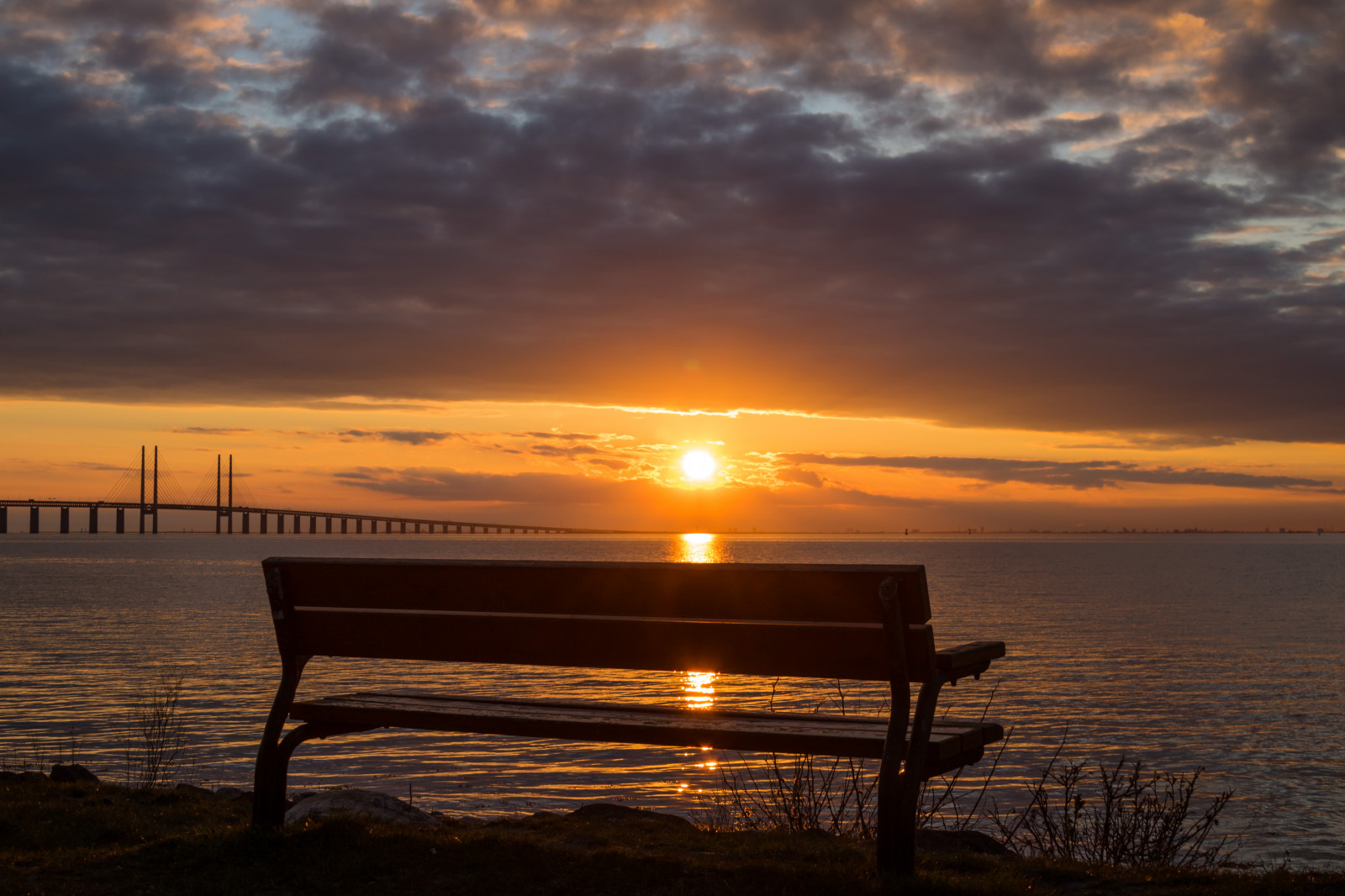 slunečnímu záření, západ slunce, moře, voda, pobřeží, pláž, svítání, večer, ráno, pobřeží, lavice, most, slunce, horizont, soumrak, banka, Bro, mrak, svítání, oceán, vlna, solnedg ng, resundsbron, vatten, hav, Malmo, Sibbarp, exif modelu canoneos760d, geocountry, Kamera aby kánon, geocity, Model fotoaparátu canoneos760d, geostate, geolocation, EXIF čočka efs18200mmf3556is, exif aby kánon, EXIF isospeed 100, EXIF otvor 80, exif focallength 32mm, odlesk