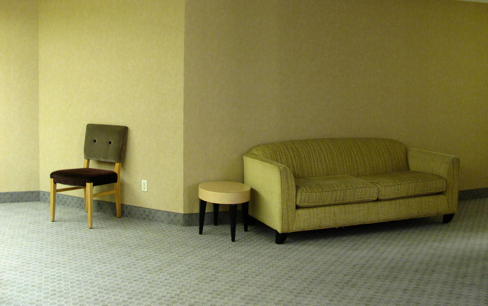 chambre, mur, table, canapé, un hôtel, vert, chaise, Design d'intérieur, tapis, angle, Saskatchewan, Vert, sol, Mur, Feuillus, meubles, confort, sol, propriété, salon, suite, Canapé, cabriolet, Saskatoon, Tapis, salle d'attente, Tabouret, Img4900, Hotelsaskatchewaninn, product design